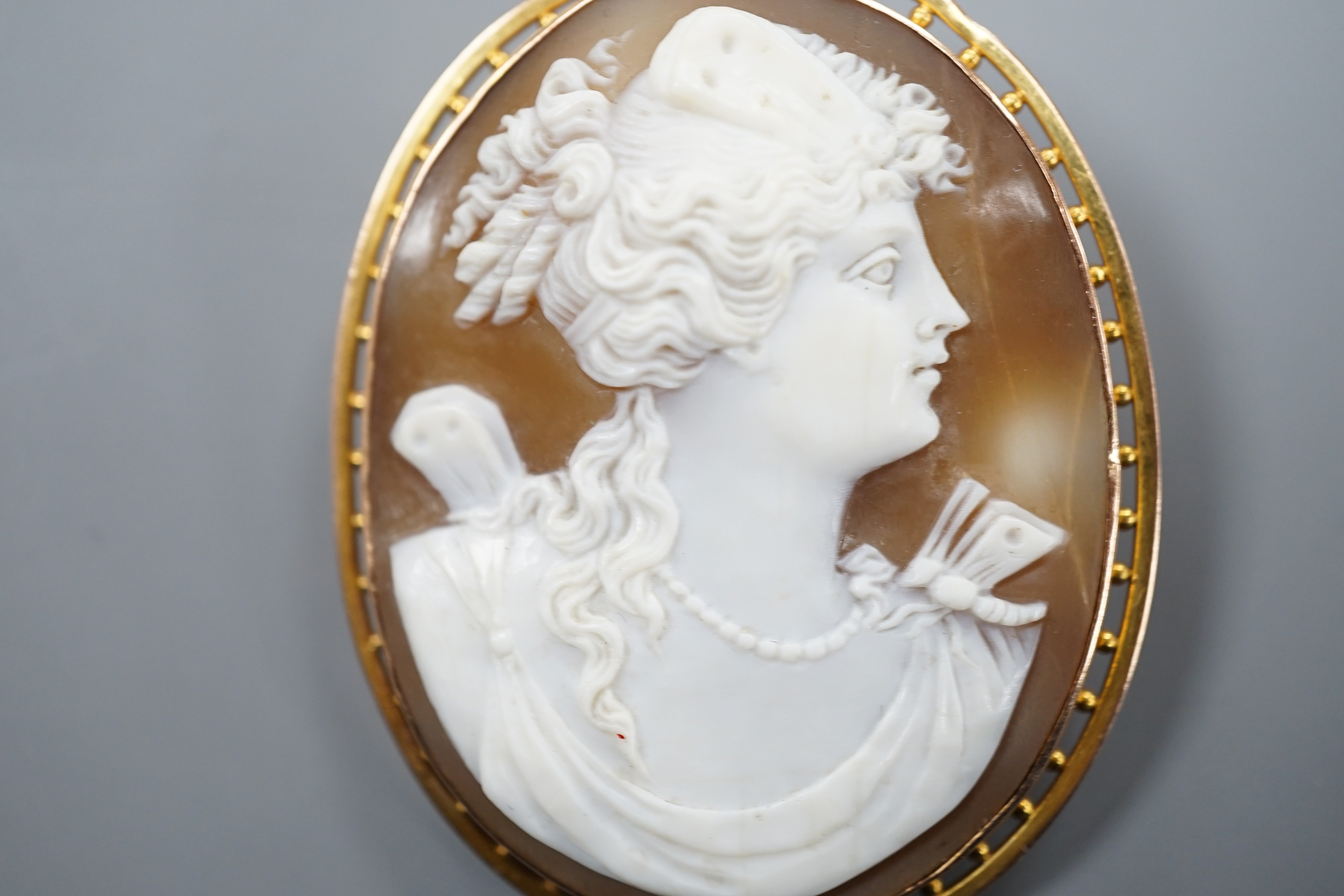 A 9ct mounted oval cameo shell brooch, carved with the bust of a lady to sinister, 5cm, gross weight - Image 3 of 4