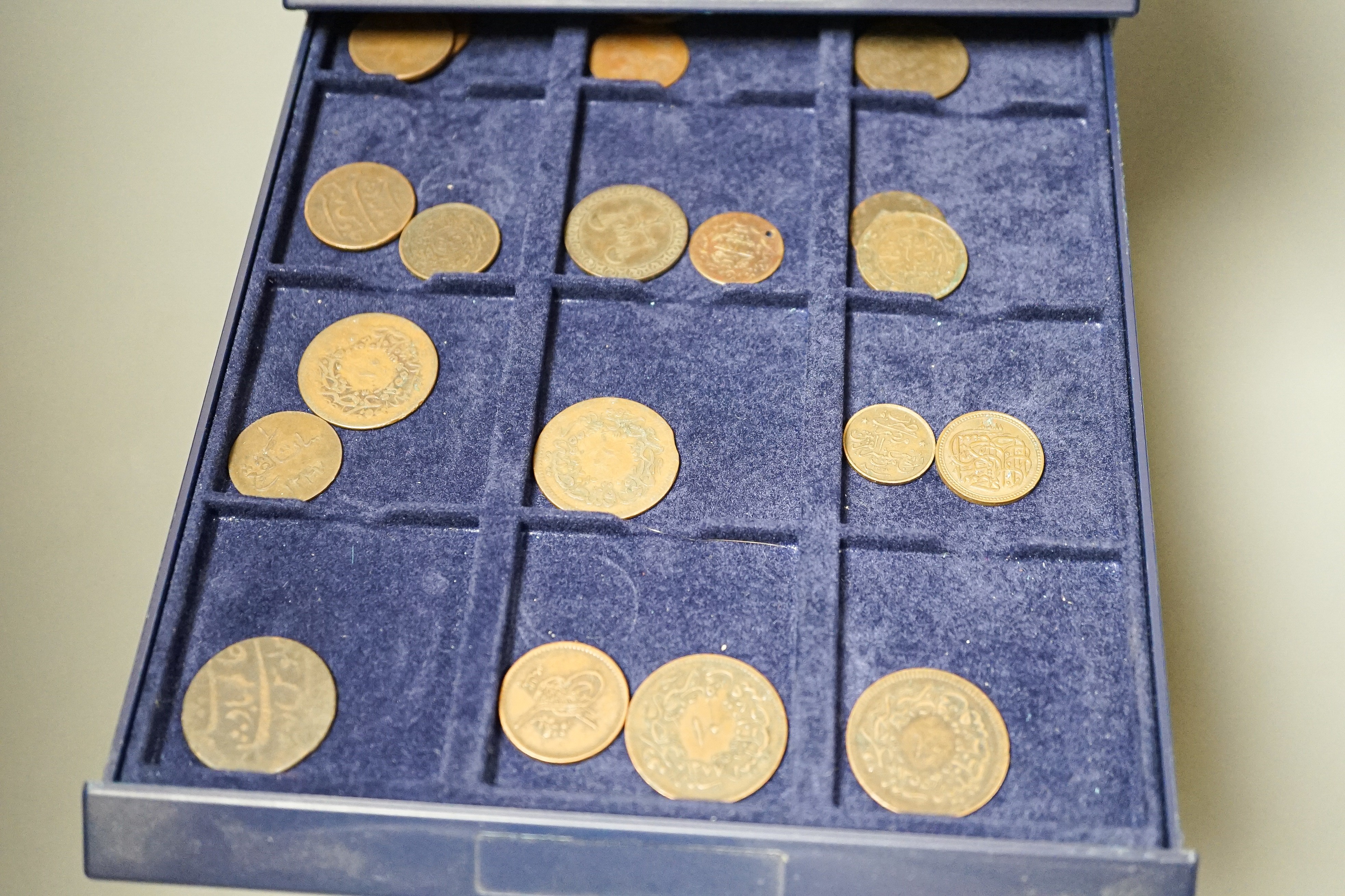 Ottoman Empire and Islamic coins, 19th/20th century, silver and bronze coinage, 12 trays - Image 11 of 13