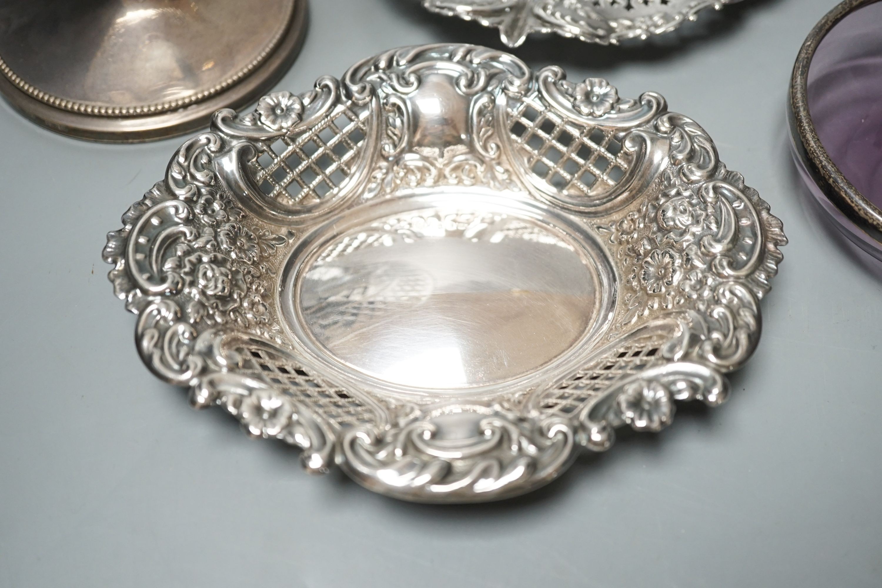 Two pierced silver trinket dishes, a late Victorian silver mounted amethyst glass dish, a similar - Image 3 of 7