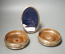 A pair of modern silver mounted wine coasters, W.E.V. London, 1990, (a.f.), 12.2cm and a 925 mounted