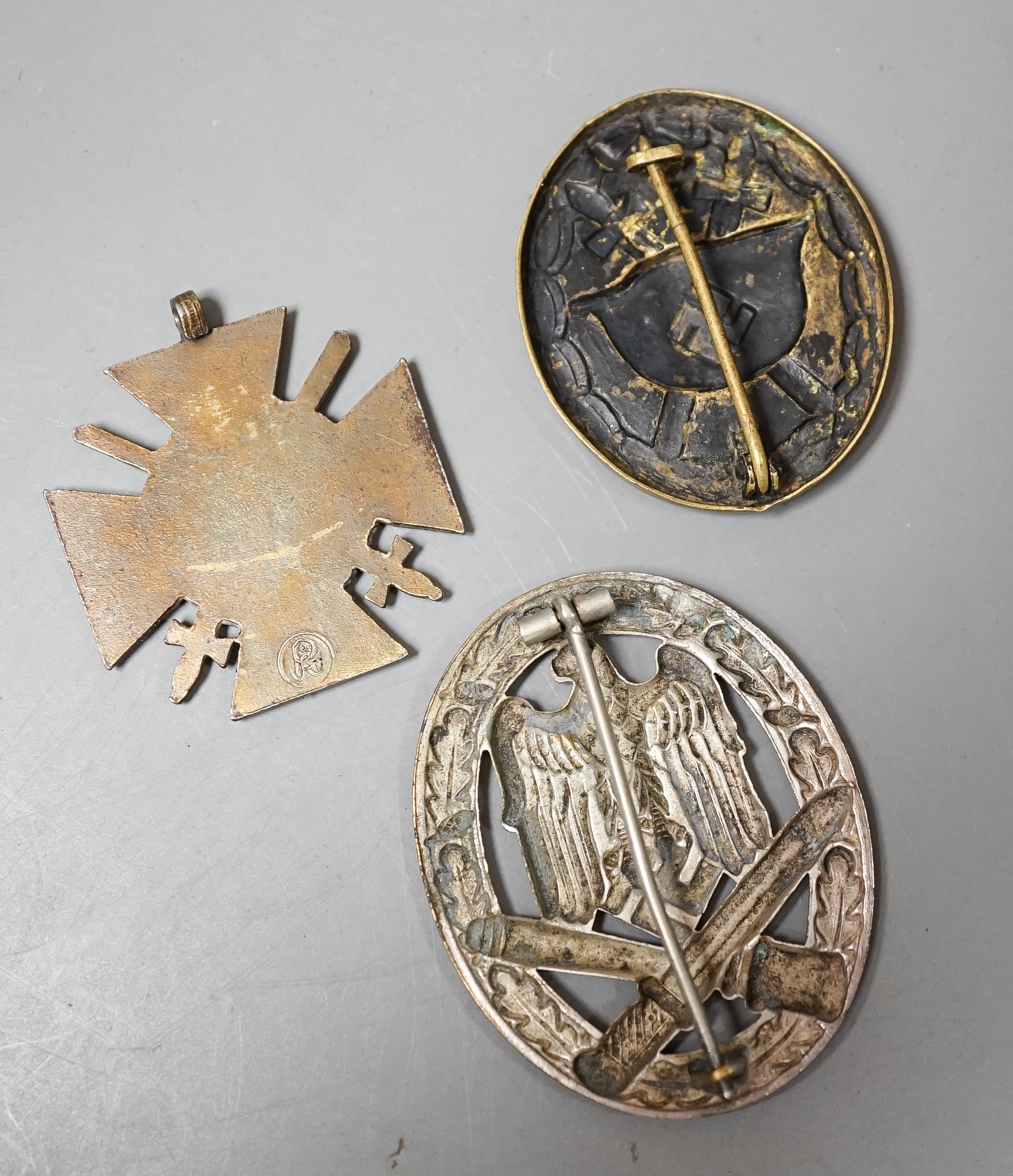 A WW2 German Army / Waffen-SS General Assault Combat Badge in Silvered brass and a Third Reich Wound - Image 2 of 2