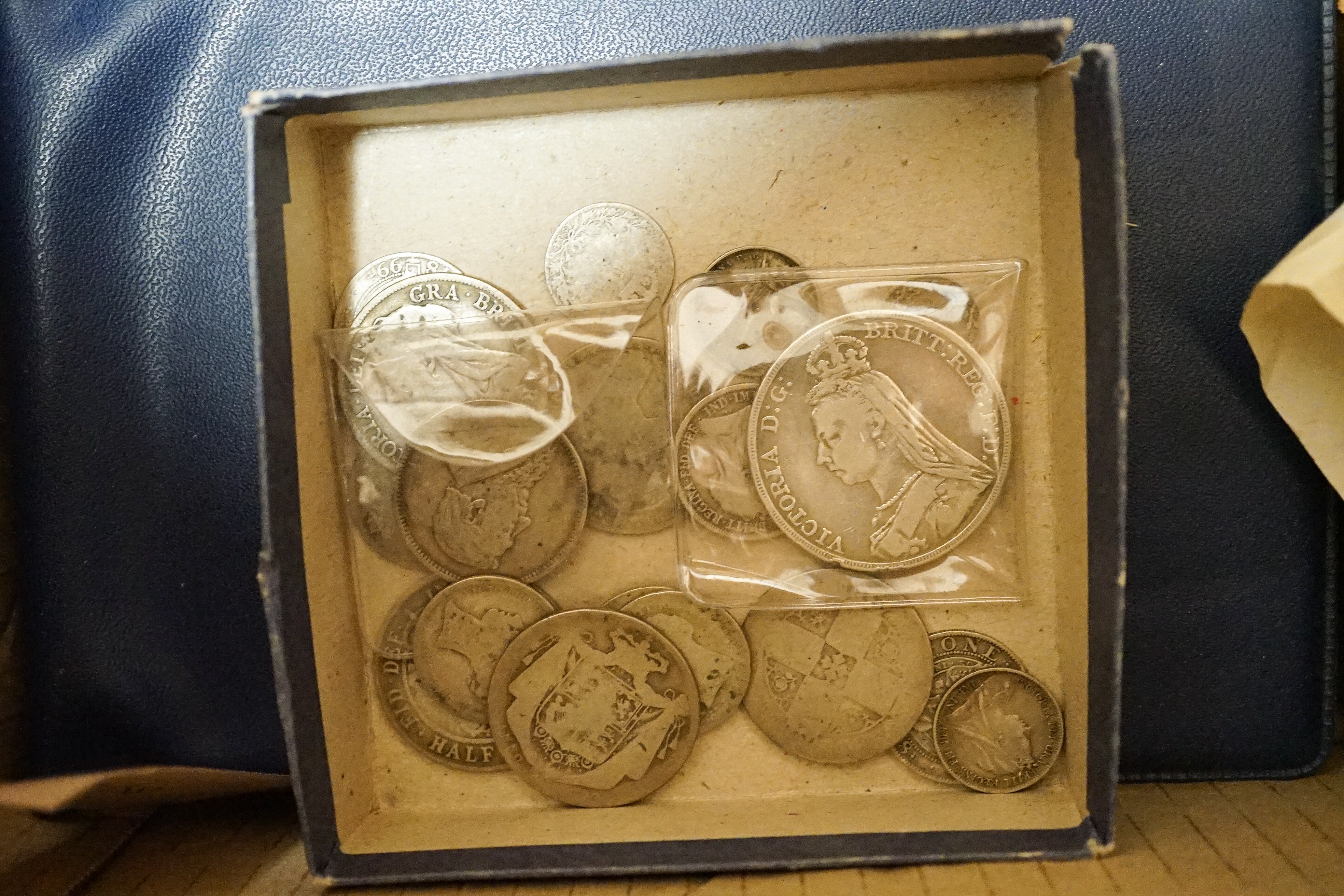 A group of 19th/20th century UK and World coins including florins and crowns - Image 5 of 7
