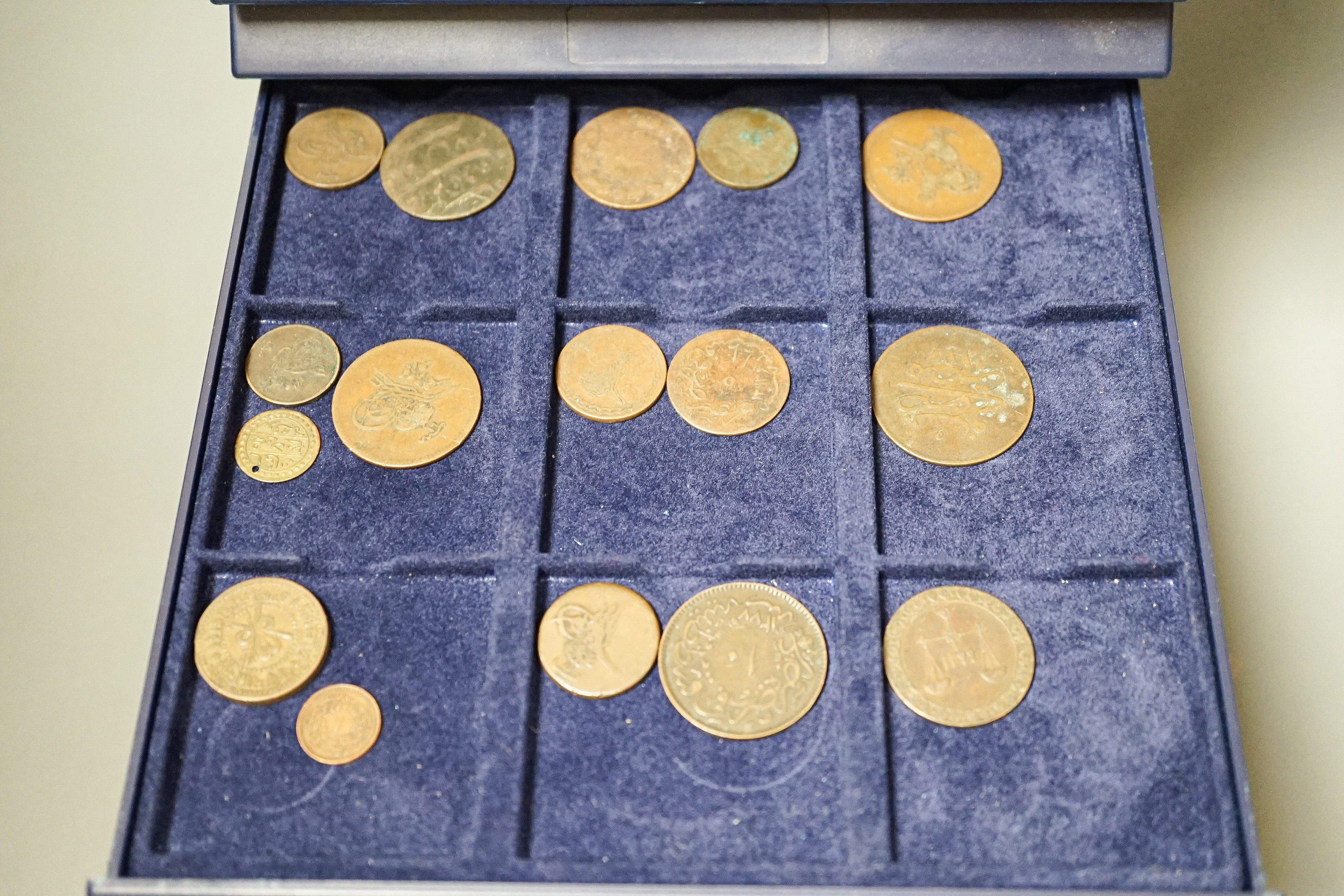 Ottoman Empire and Islamic coins, 19th/20th century, silver and bronze coinage, 12 trays - Image 12 of 13