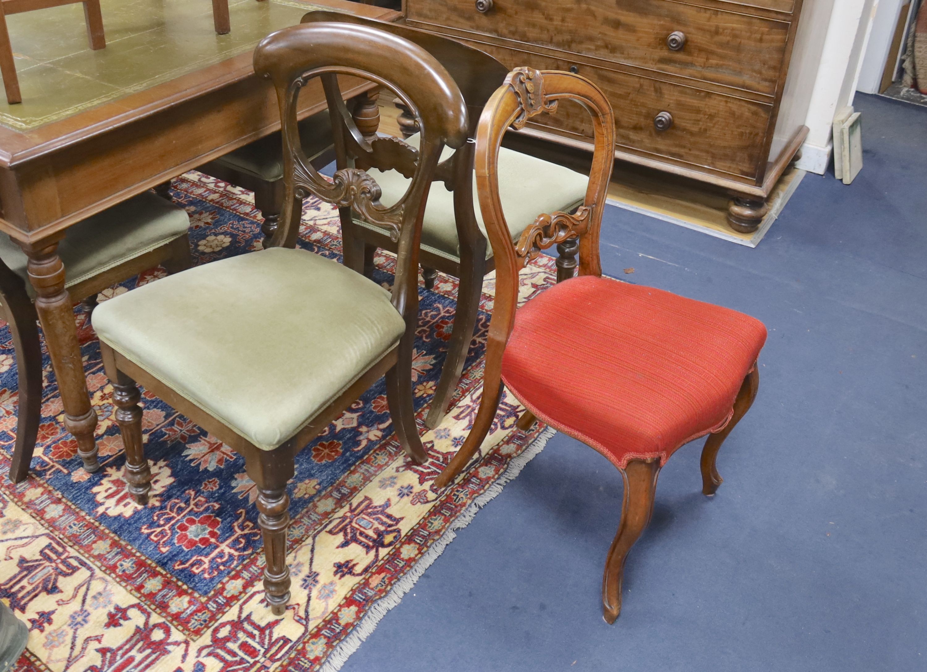 A set of six Victorian style mahogany balloon back dining chairs together with a Victorian dining - Image 2 of 3