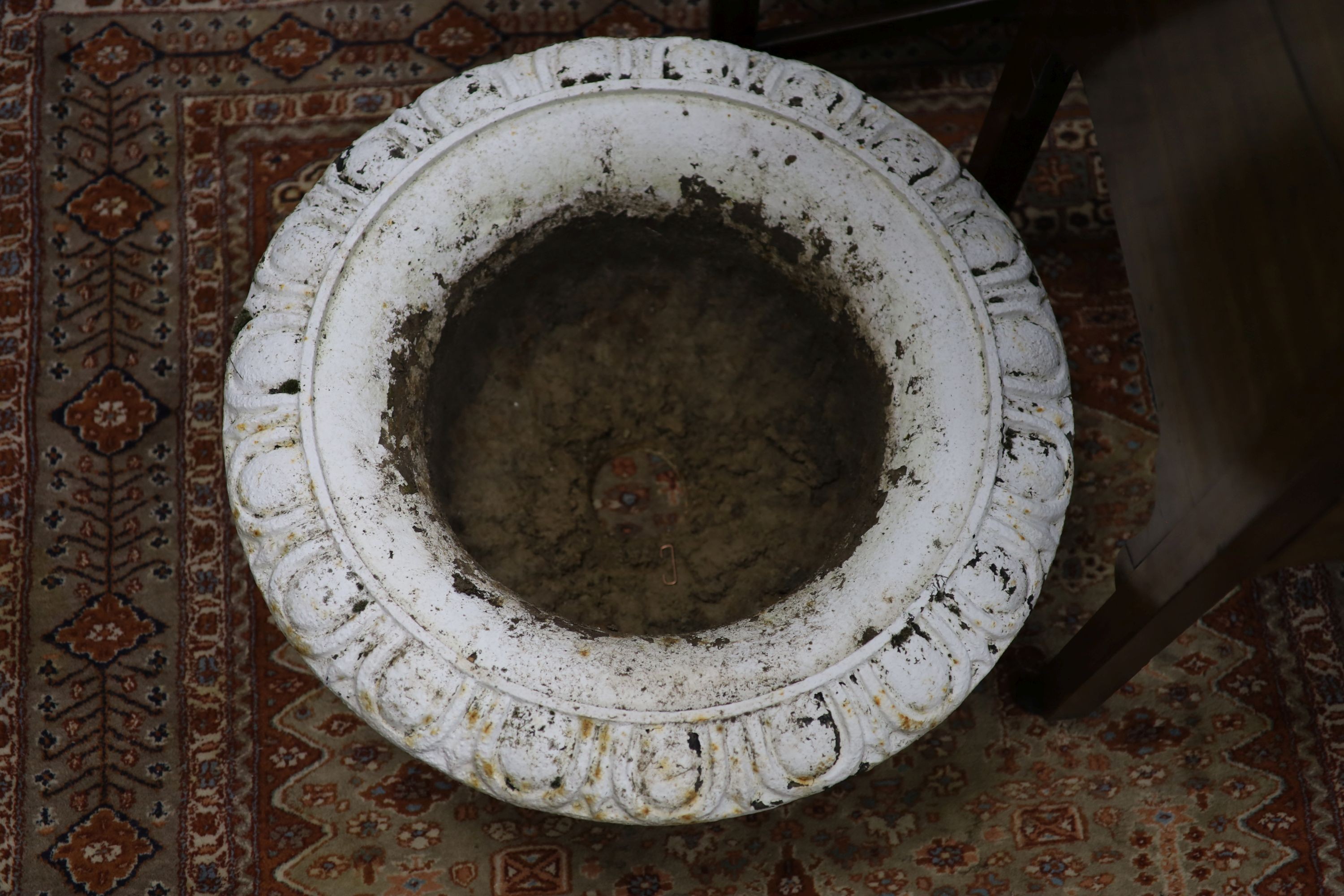 A pair of Victorian cast iron garden urns, one lacking base, 60.5 cm diameter - Image 4 of 5