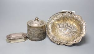 A late Victorian pierced silver basket, London, 1882, 15.7cm, a similar silver octagonal box and
