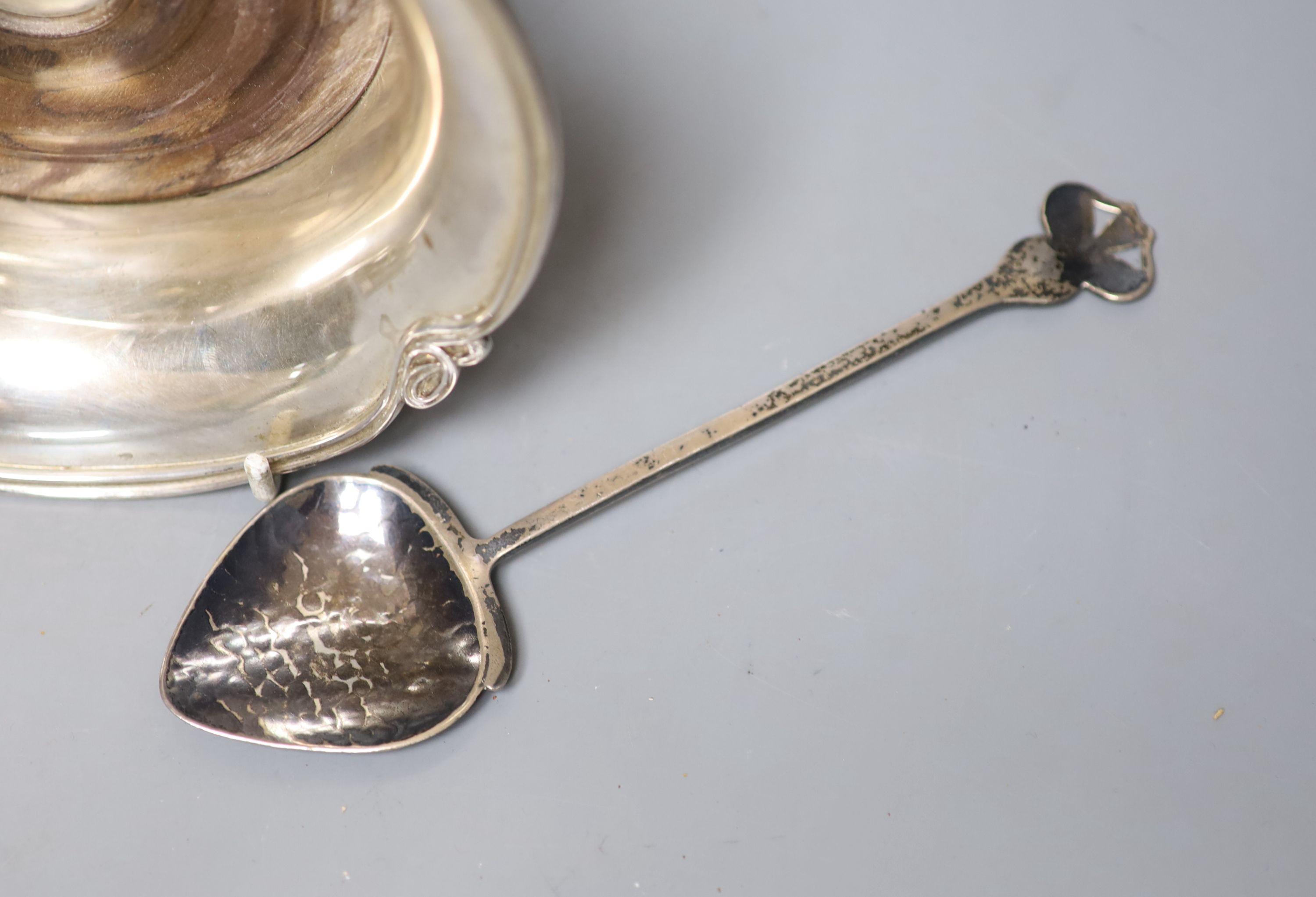 A George V Art Nouveau silver spoon, D & M Davis, Birmingham, 1911, 18.2cm, together with a modern - Image 4 of 4