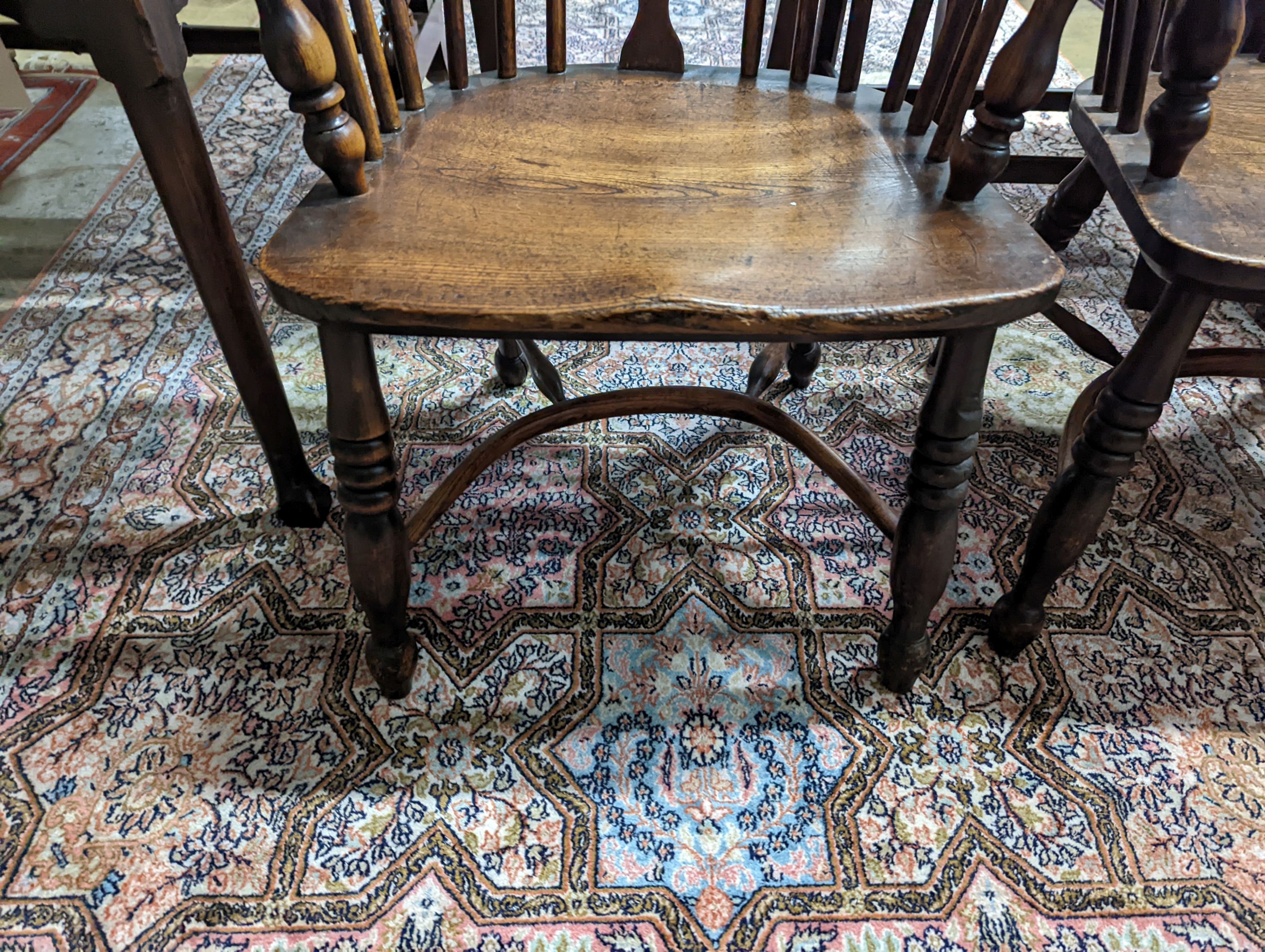 A pair of early 19th century ash and elm Windsor chairs. H-87cm. - Image 4 of 5