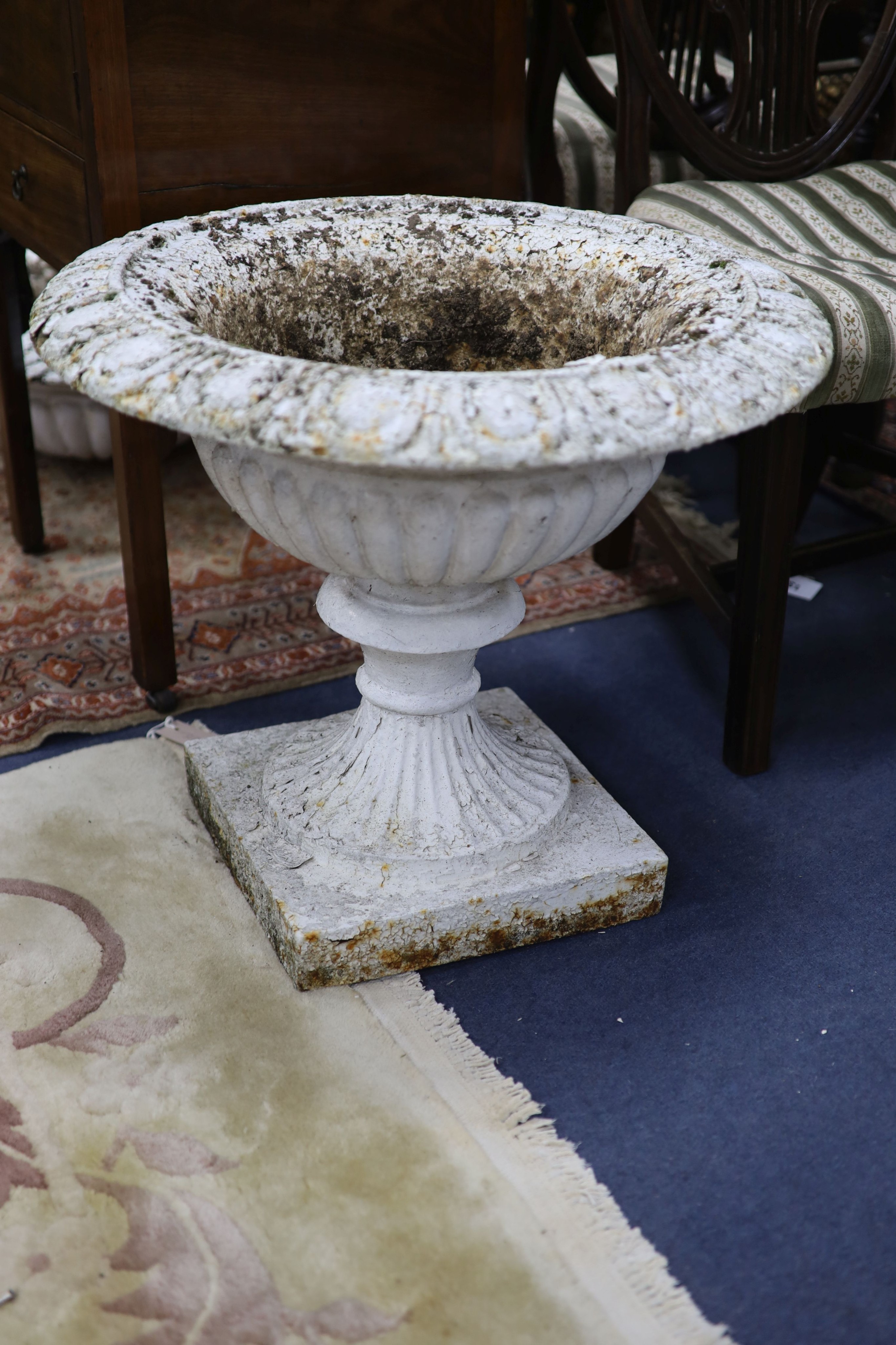 A pair of Victorian cast iron garden urns, one lacking base, 60.5 cm diameter - Image 3 of 5