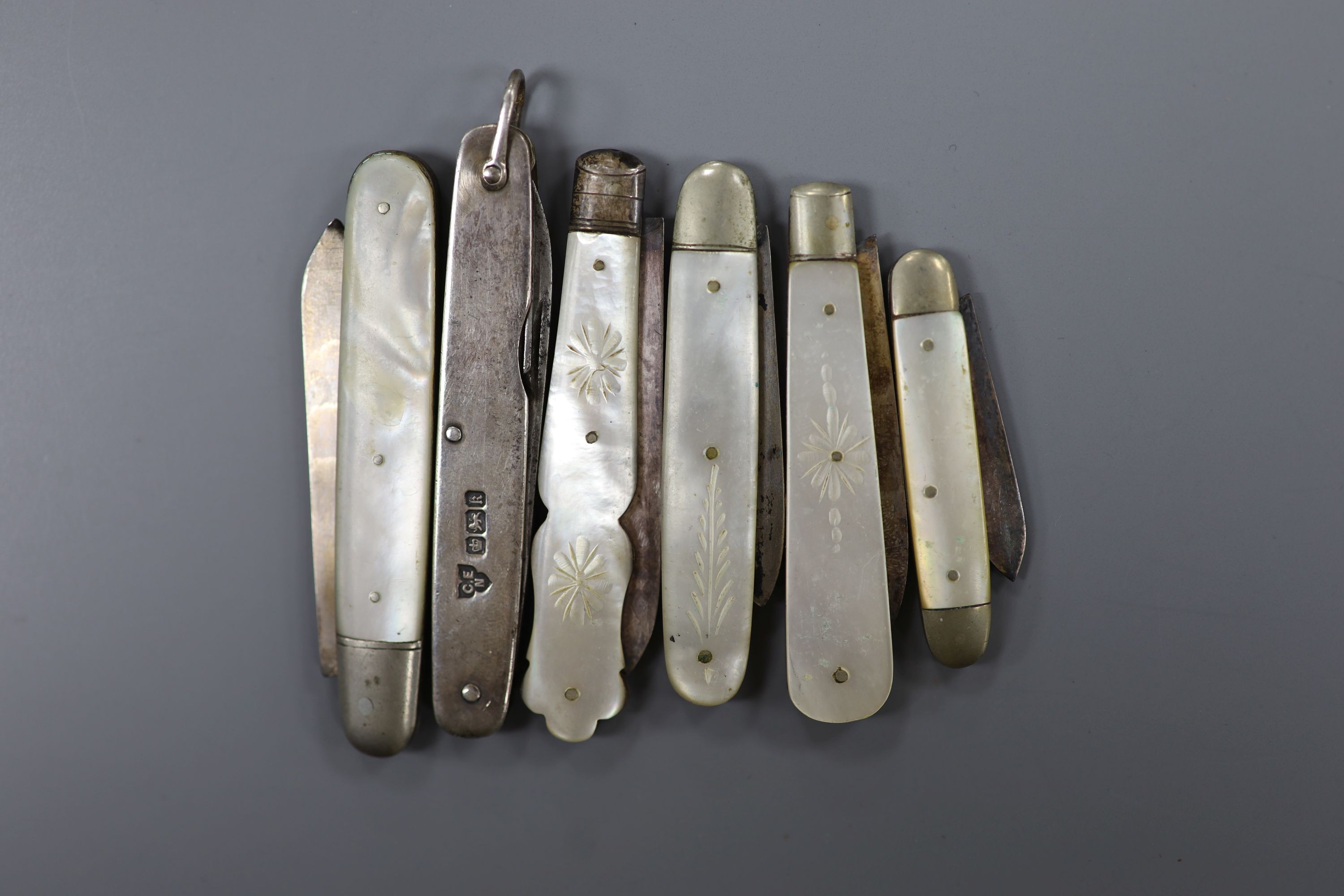 Five assorted early 20th century mother of pearl mounted silver fruit knives and a silver mounted - Image 2 of 3