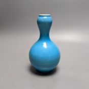 A Chinese turquoise crackle glazed double gourd vase 19cm