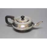 A George V silver teapot, London, 1916, gross 13.5oz.