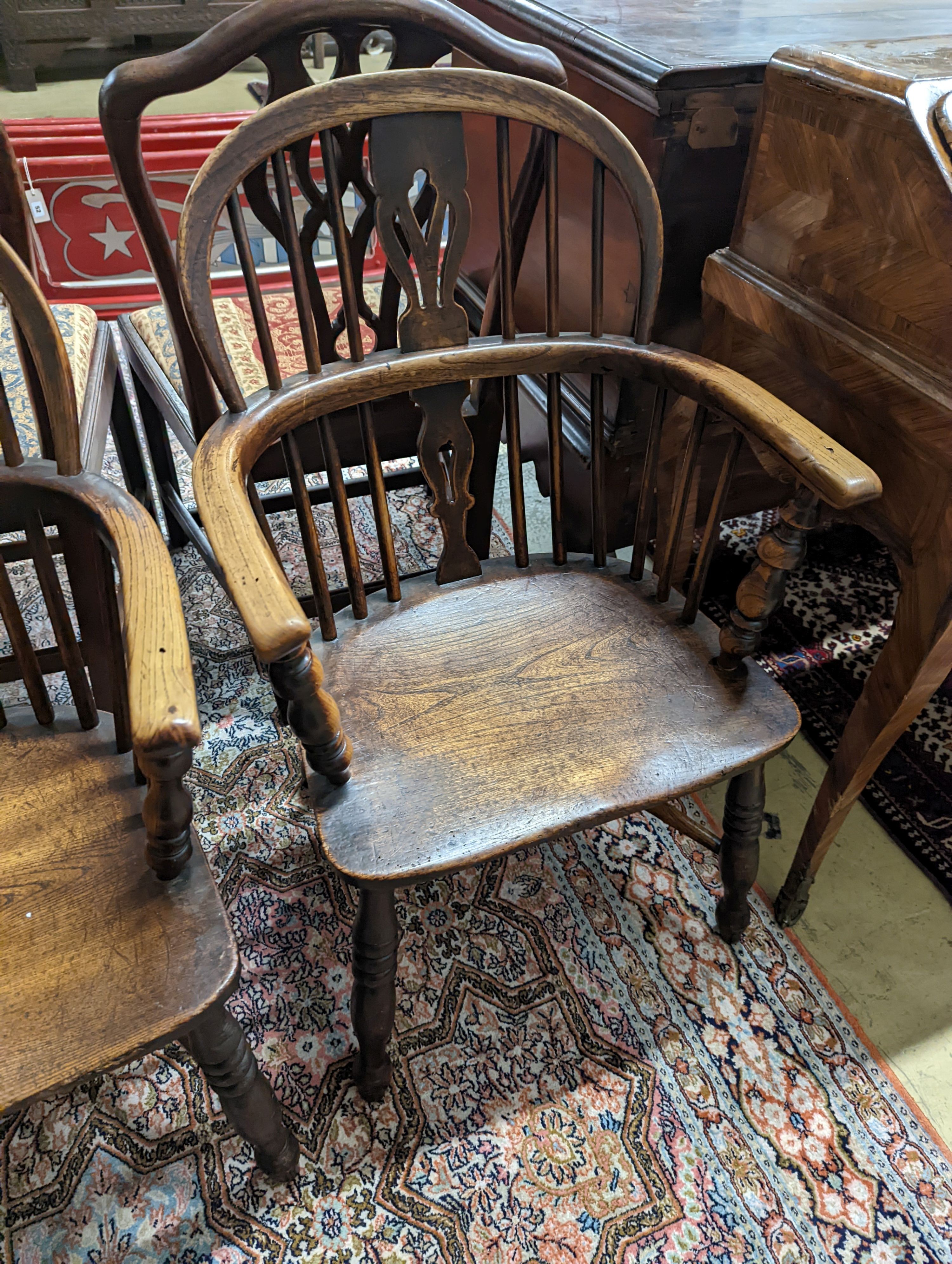 A pair of early 19th century ash and elm Windsor chairs. H-87cm. - Image 3 of 5