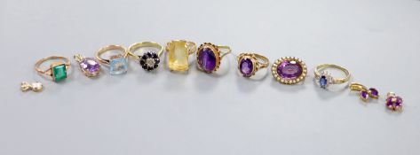 Mixed jewellery including five 9ct and gem set dress rings and a 9ct small pendant, gross 14.9