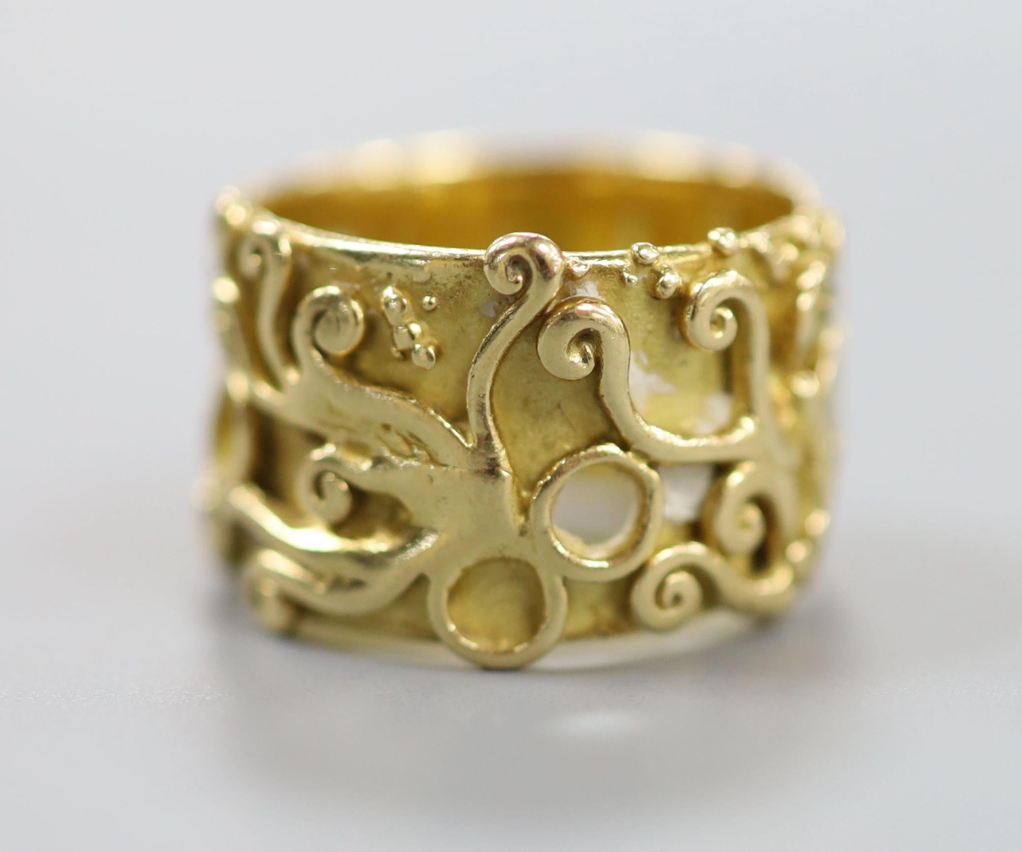An 18ct Welsh gold band, with pierced and scroll decoration, size O, 11.8 grams. - Image 2 of 4