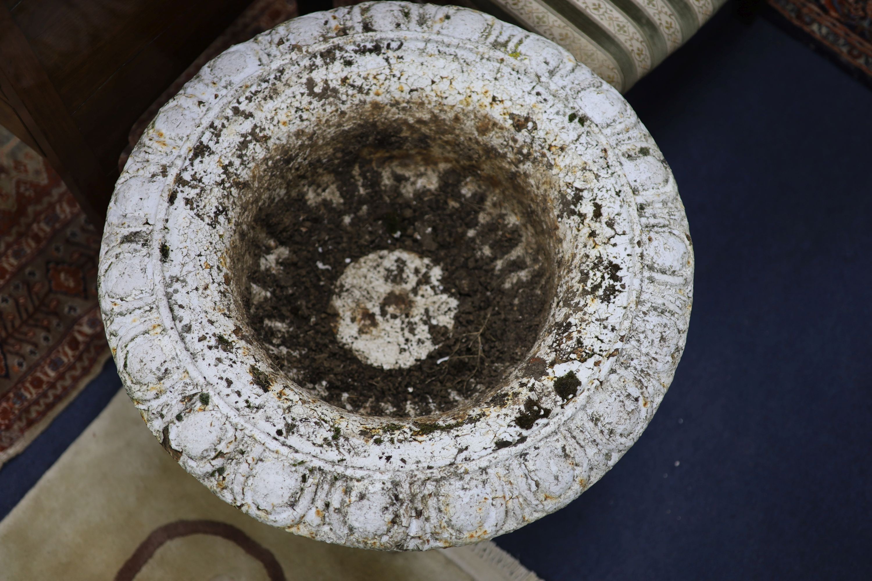 A pair of Victorian cast iron garden urns, one lacking base, 60.5 cm diameter - Image 2 of 5