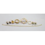 Assorted 9ct and yellow metal jewellery, including a 9ct and cultured pearl brooch and a 9ct gold