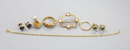 Assorted 9ct and yellow metal jewellery, including a 9ct and cultured pearl brooch and a 9ct gold