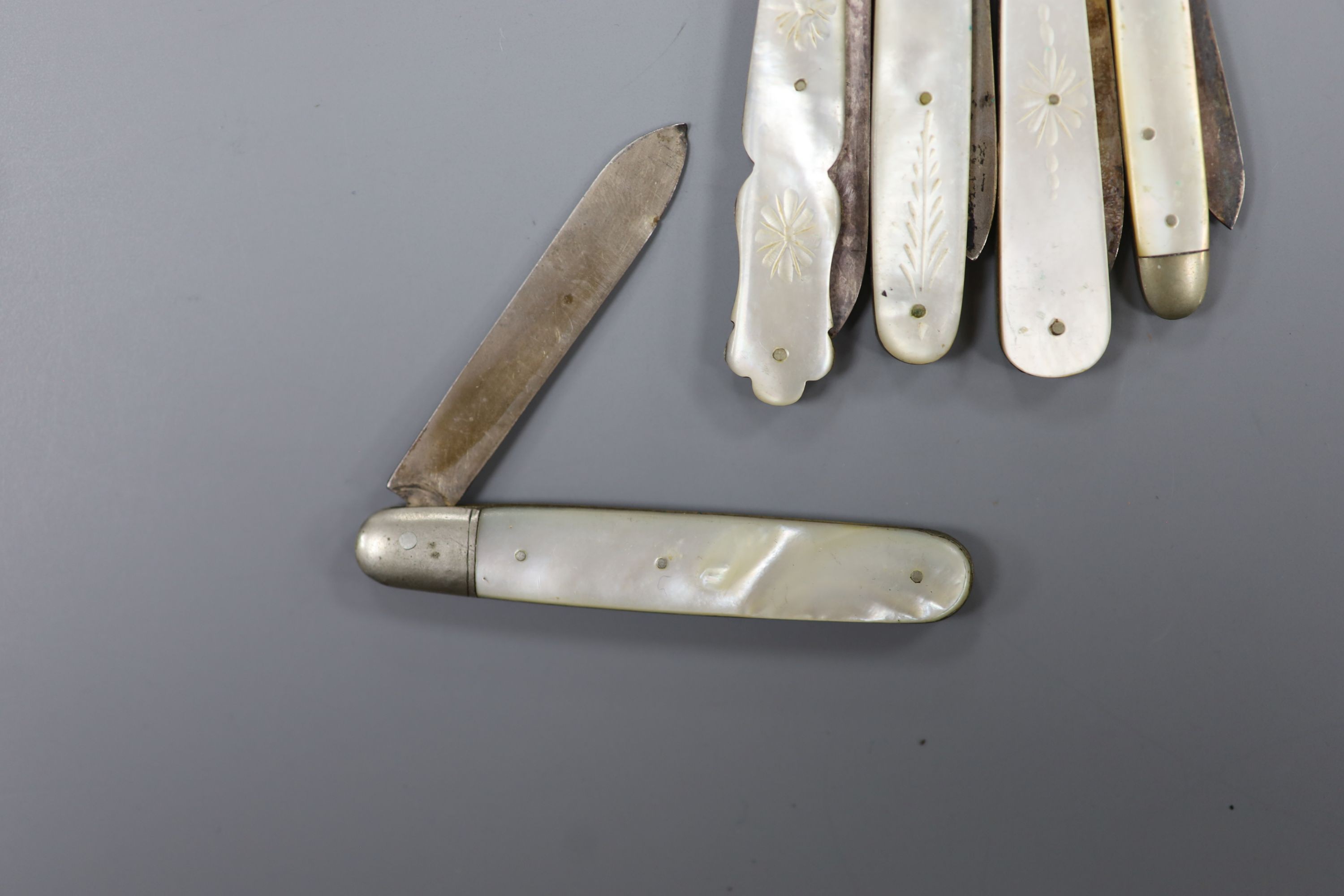 Five assorted early 20th century mother of pearl mounted silver fruit knives and a silver mounted - Image 3 of 3