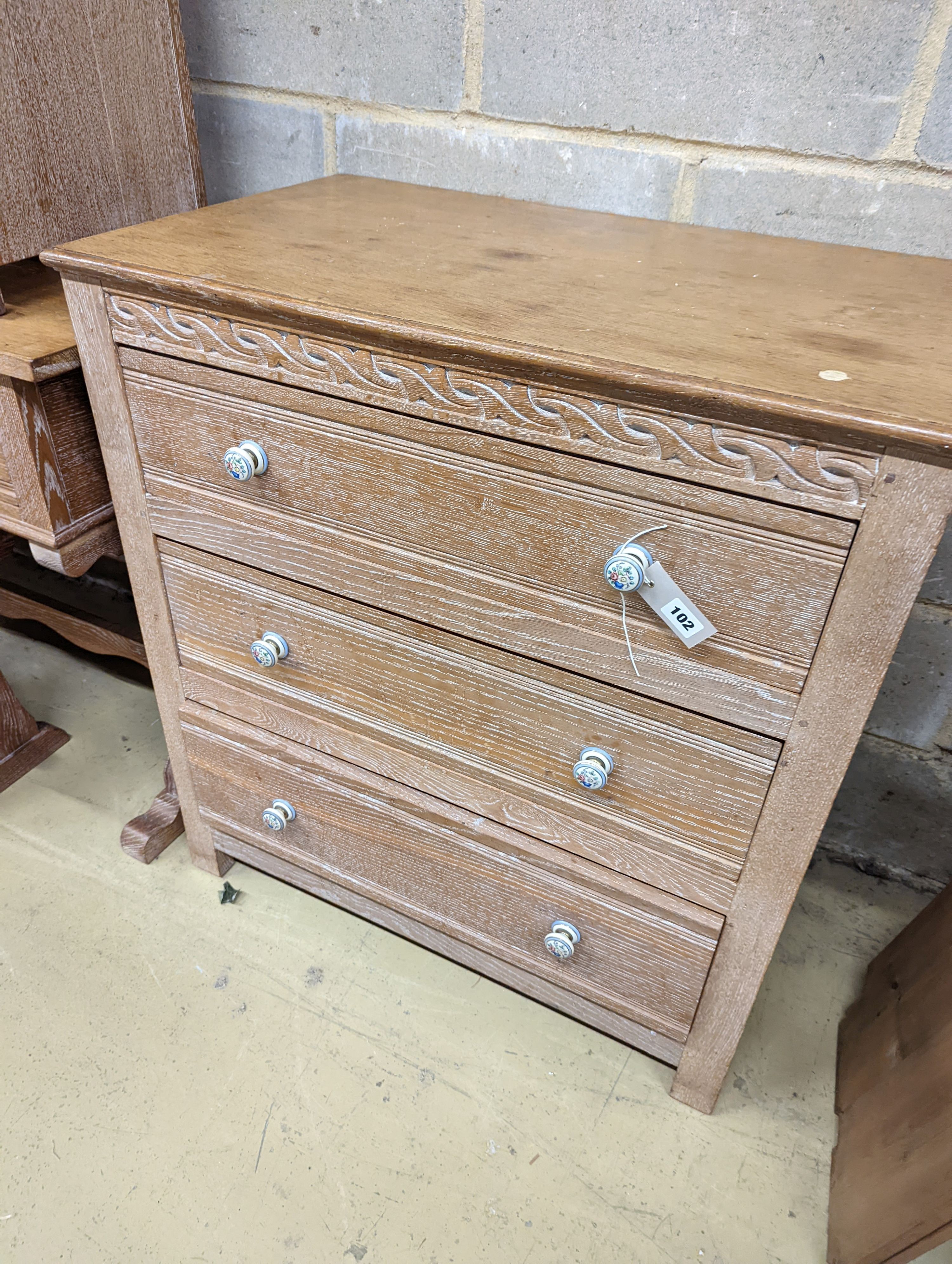 A Maple lime oaked bedroom suite. Dressing table -W-117cm, D-48cm, H-76cm. - Image 2 of 5