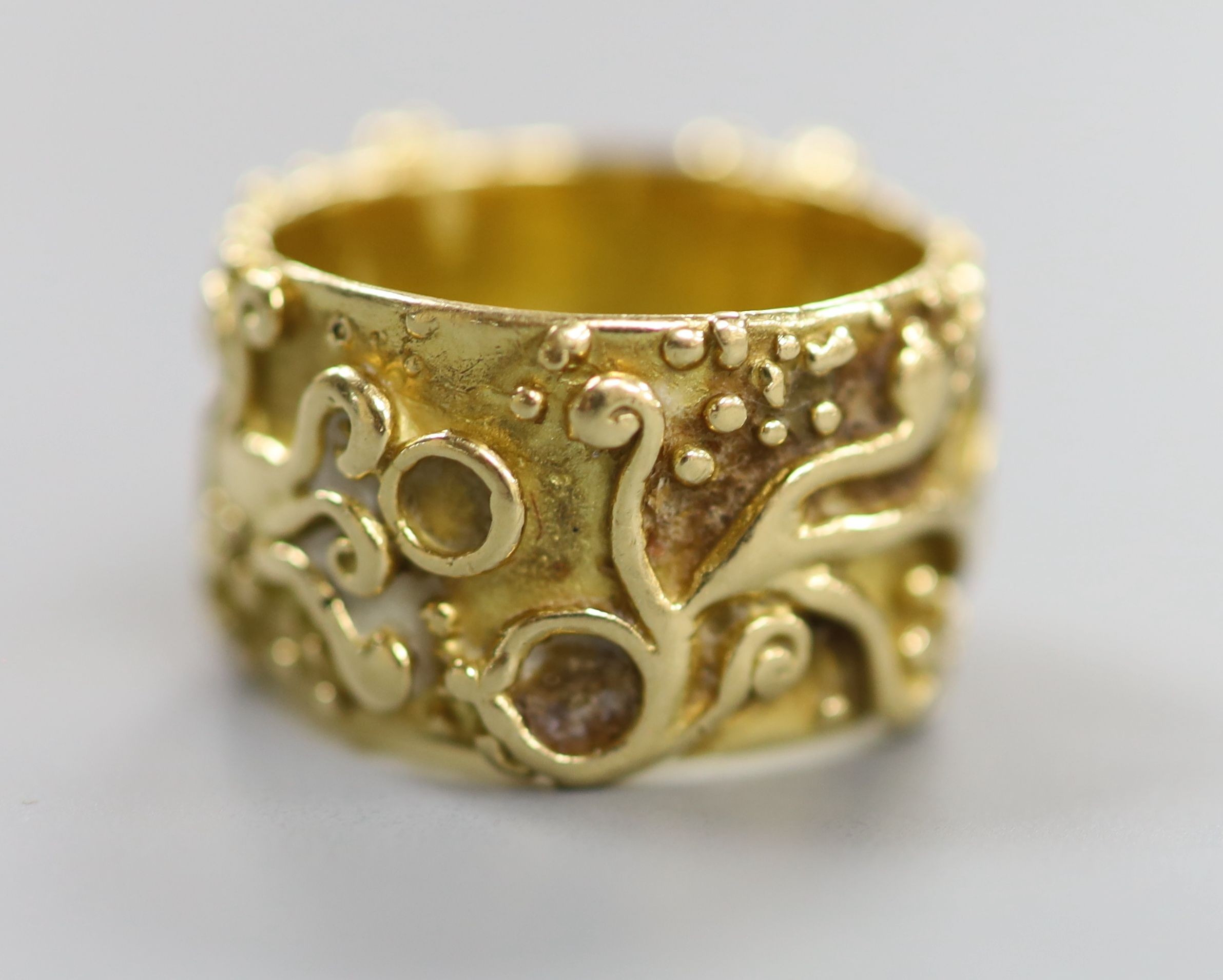 An 18ct Welsh gold band, with pierced and scroll decoration, size O, 11.8 grams. - Image 3 of 4