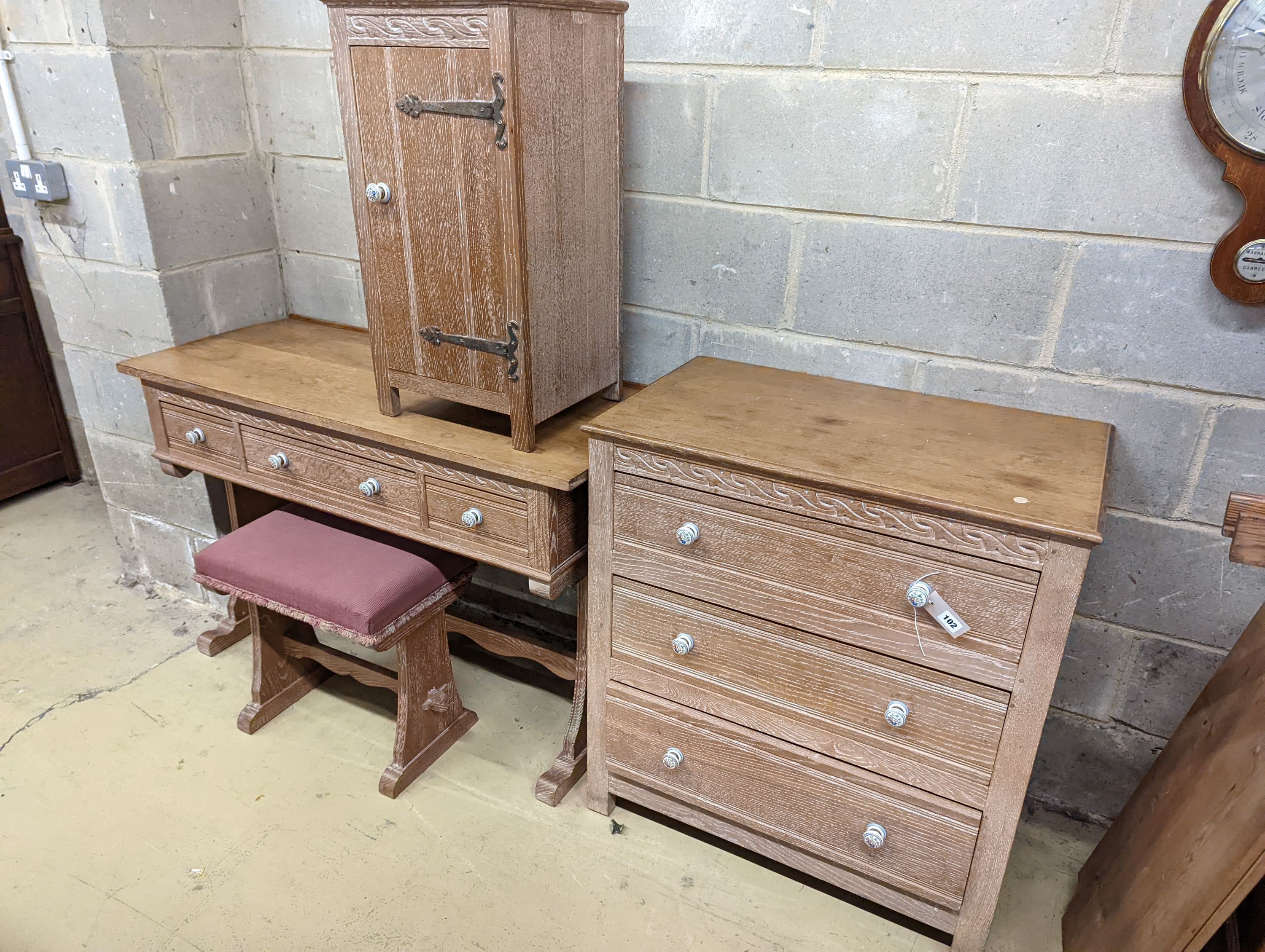 A Maple lime oaked bedroom suite. Dressing table -W-117cm, D-48cm, H-76cm.