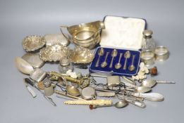 Mixed small silver and other collectable including a cased set of silver silver coffee spoons, a