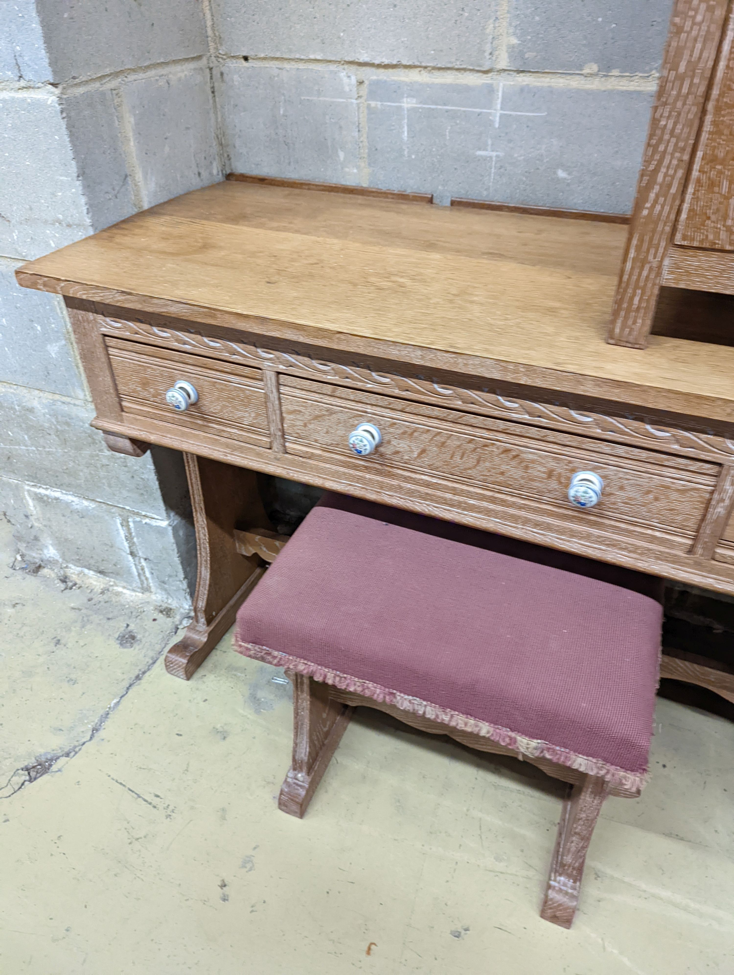 A Maple lime oaked bedroom suite. Dressing table -W-117cm, D-48cm, H-76cm. - Image 5 of 5