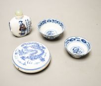 A Chinese underglaze blue and copper red snuff bottle, late 19th century, two blue and white bowls