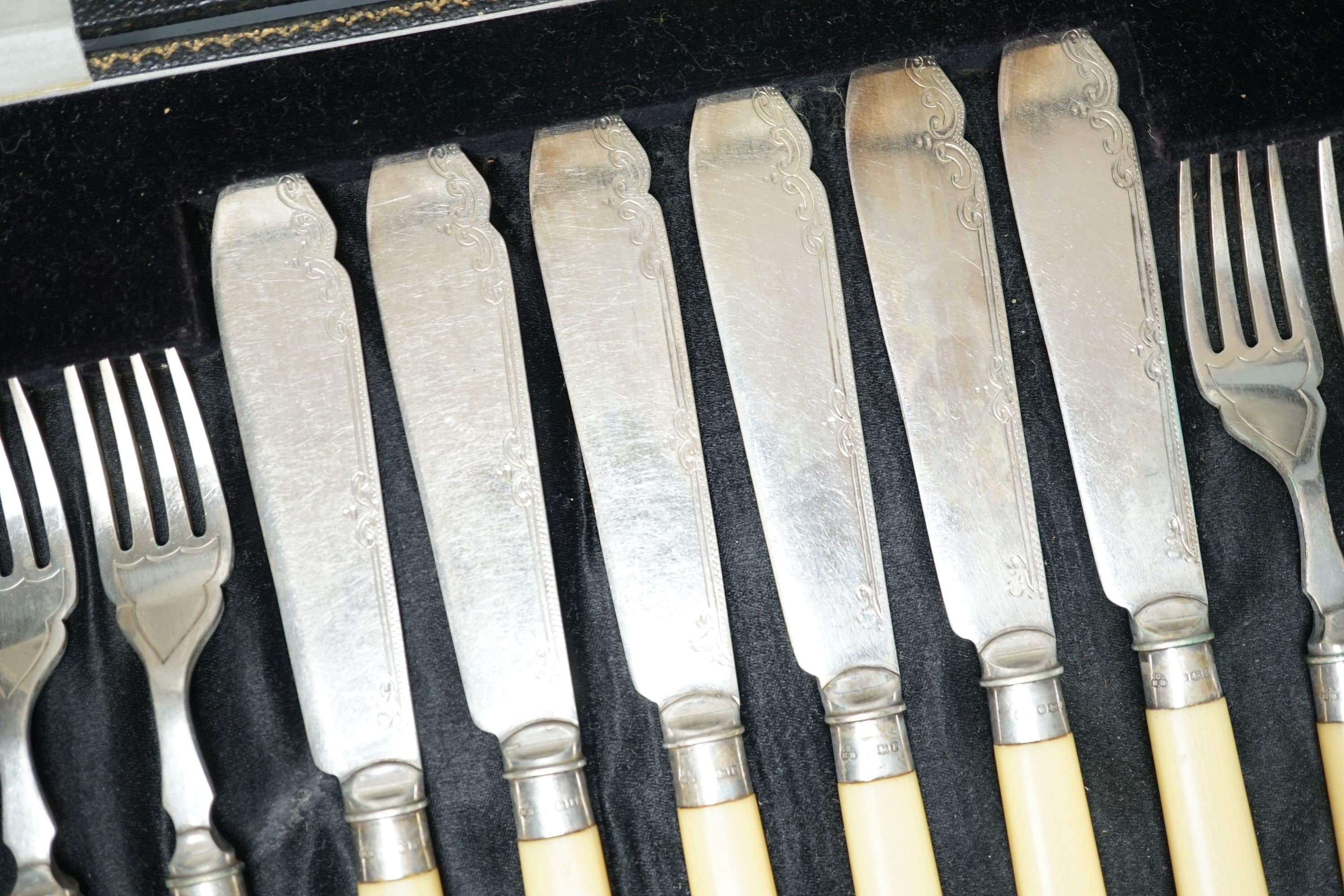 A mixed collection of sundry English silver to include unboxed flatware, a cased set silver - Image 3 of 7