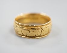 A late Victorian engraved 18ct gold wedding band, Birmingham, 1900, size Q, 6.7 grams.