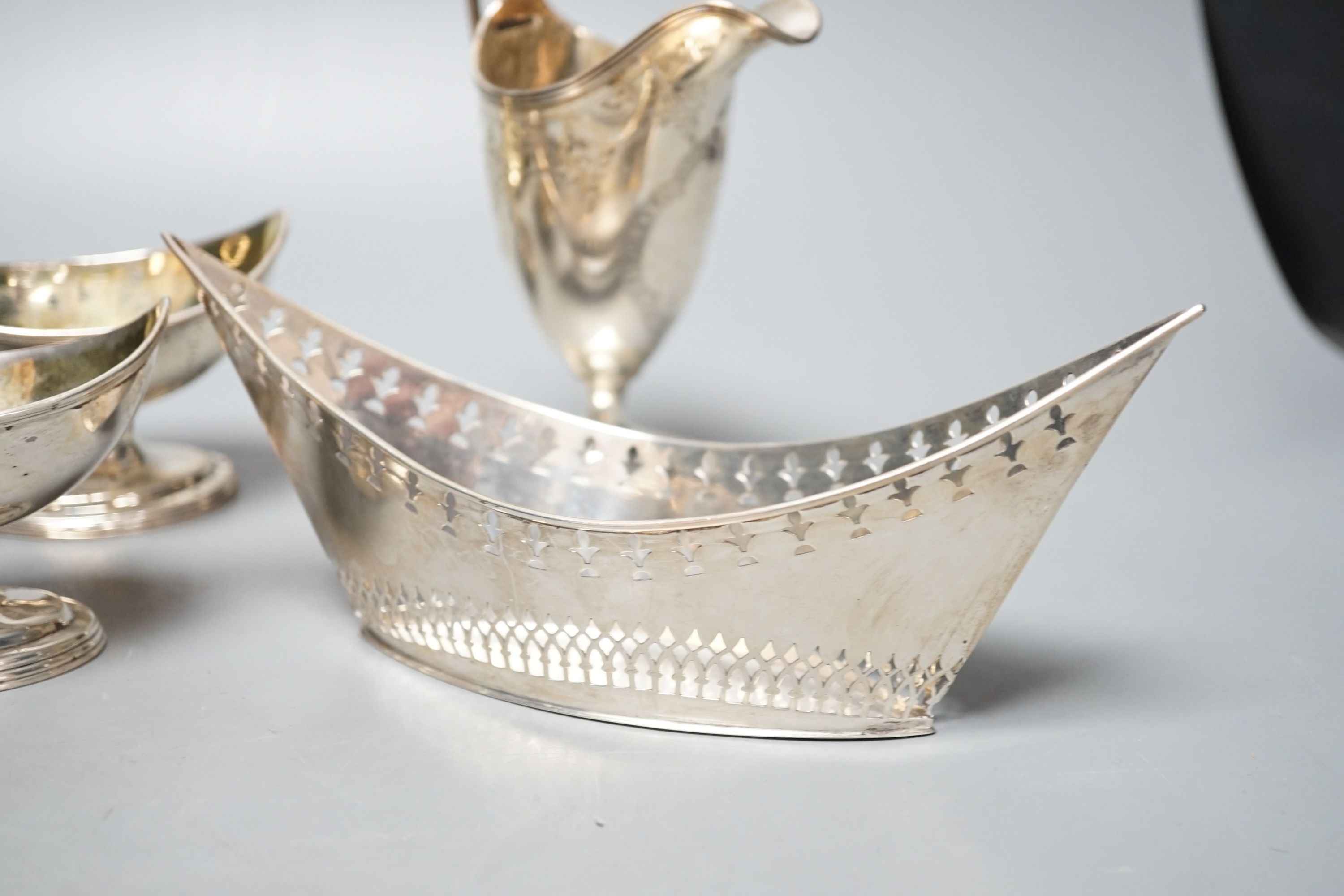 A mixed collection of silver to include a Scottish quaich, a pair of George III boat shaped salts, a - Image 4 of 8
