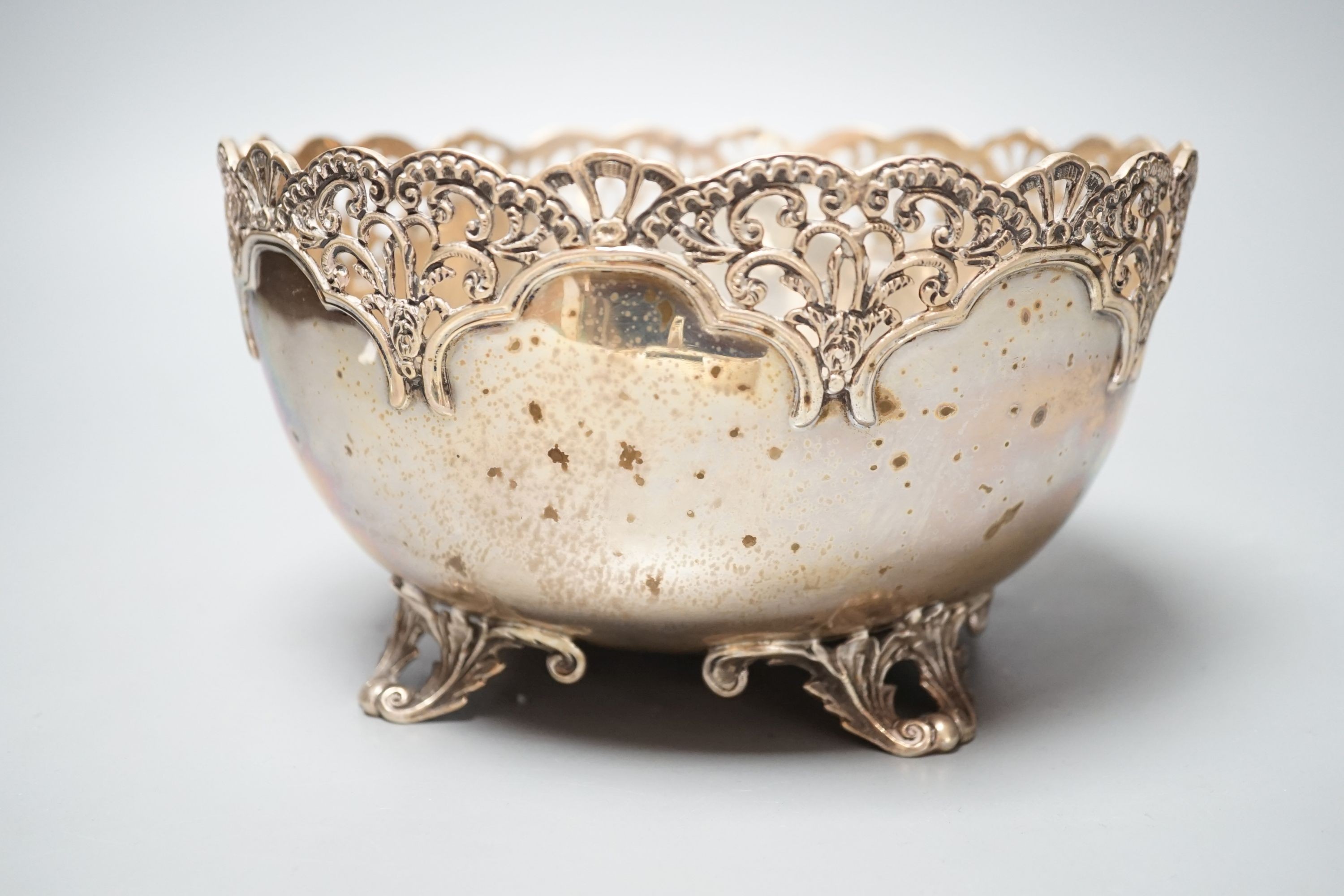 An Edwardian silver presentation bowl with engraved inscriptions and pierced border, Josiah Williams - Image 4 of 5