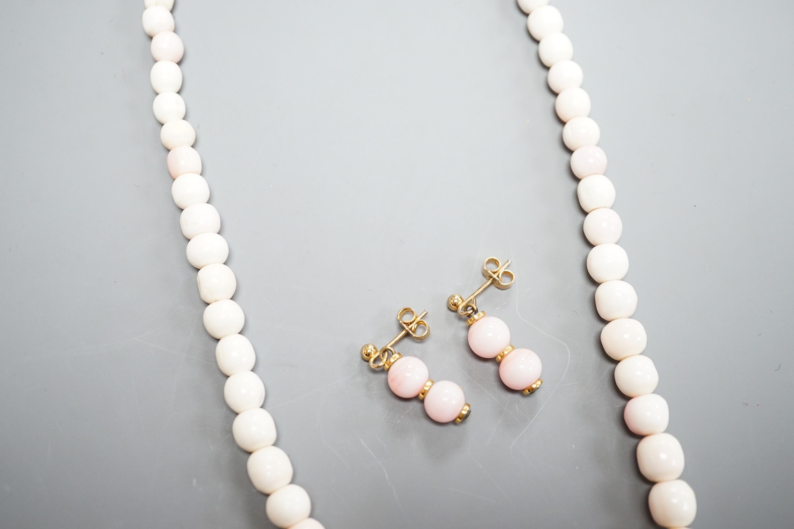 A single strand graduated bleached coral bead necklace, 51cm, gross 43.5 grams and a pair of 750 - Image 5 of 6