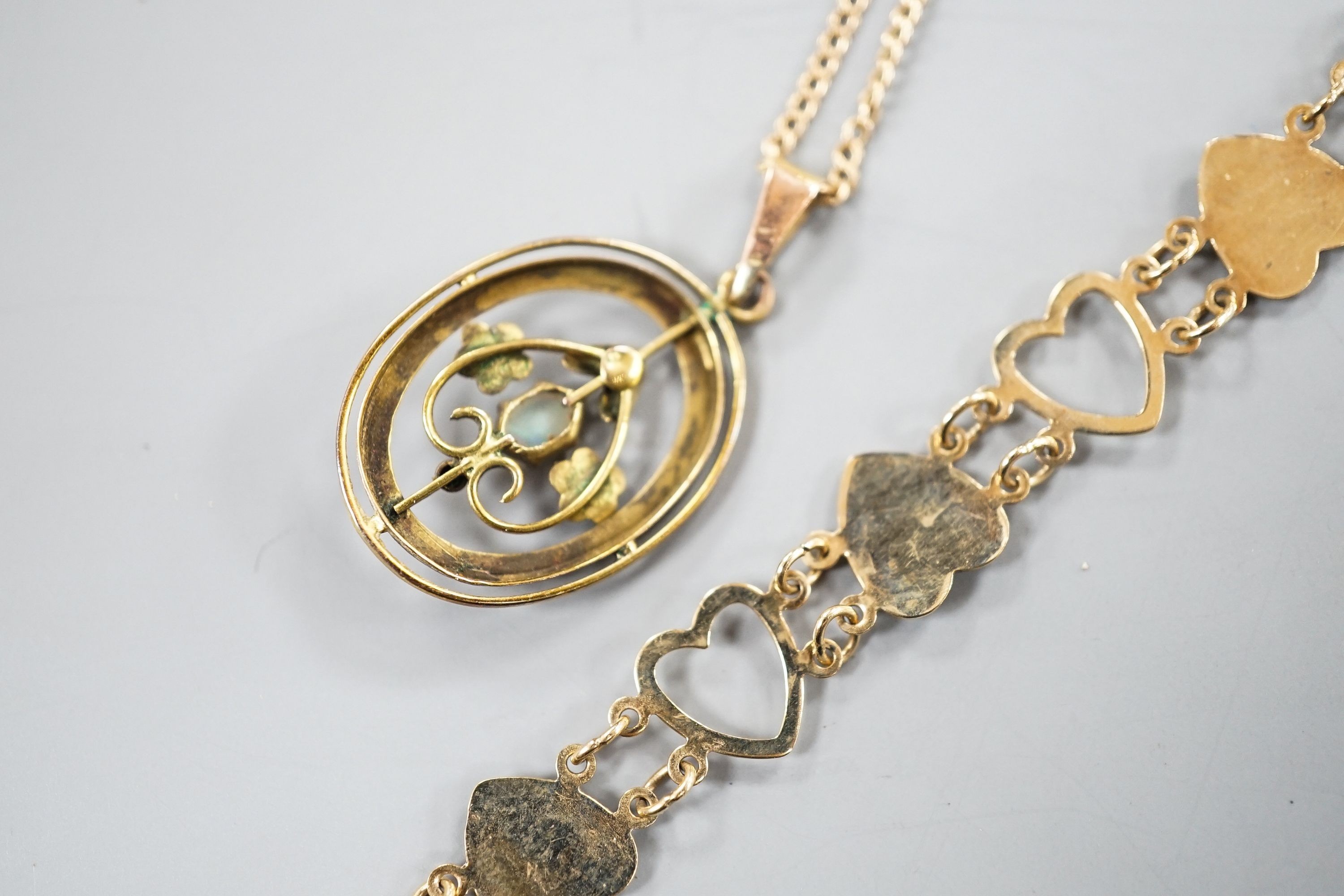 A 9ct and heart shaped link bracelet, 18cm and a yellow metal and opal pendant on a yellow metal - Image 4 of 4