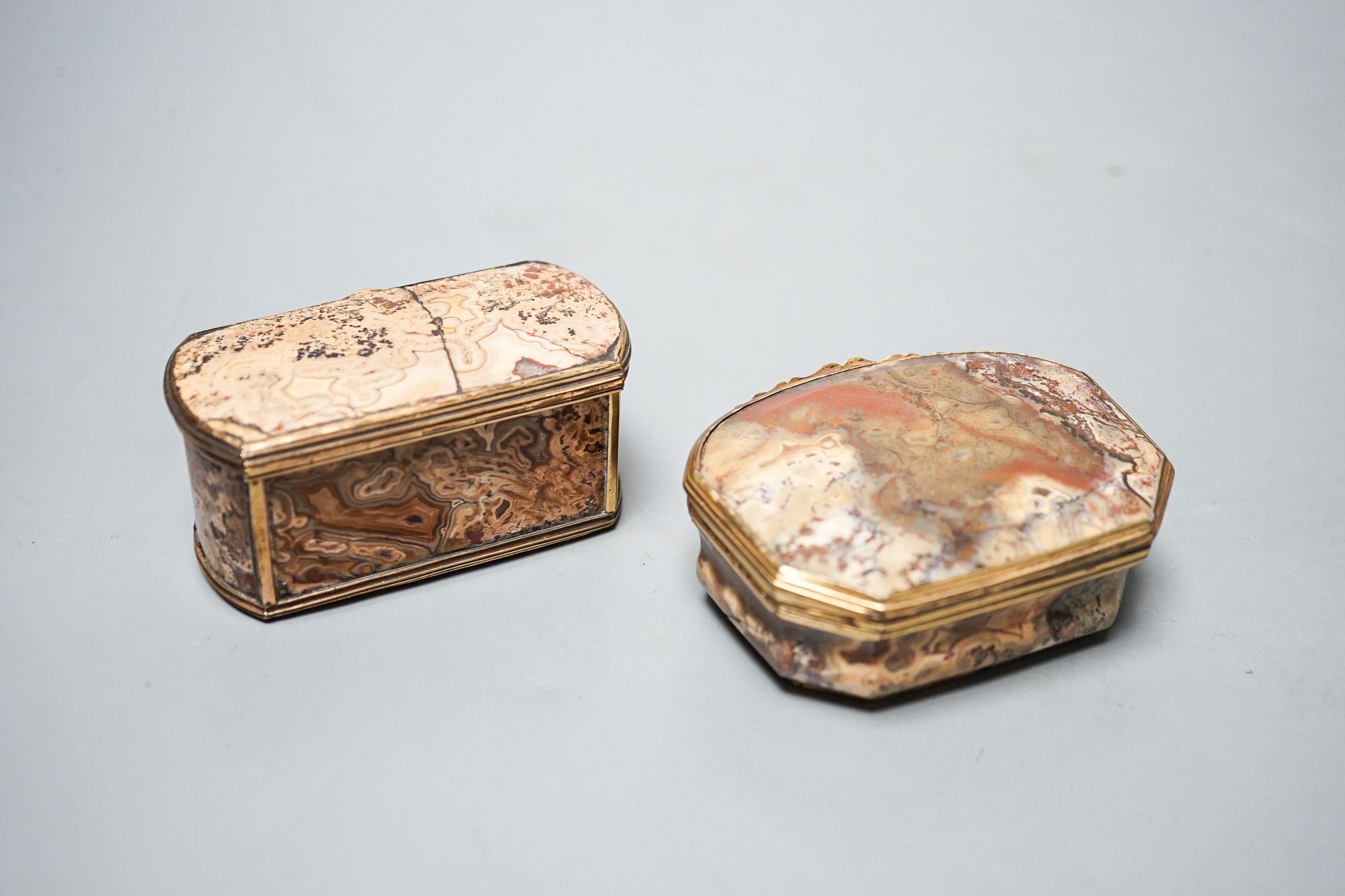 Two George III cappuccino agate snuff boxes, 7.9cm wide, faults - Image 3 of 4