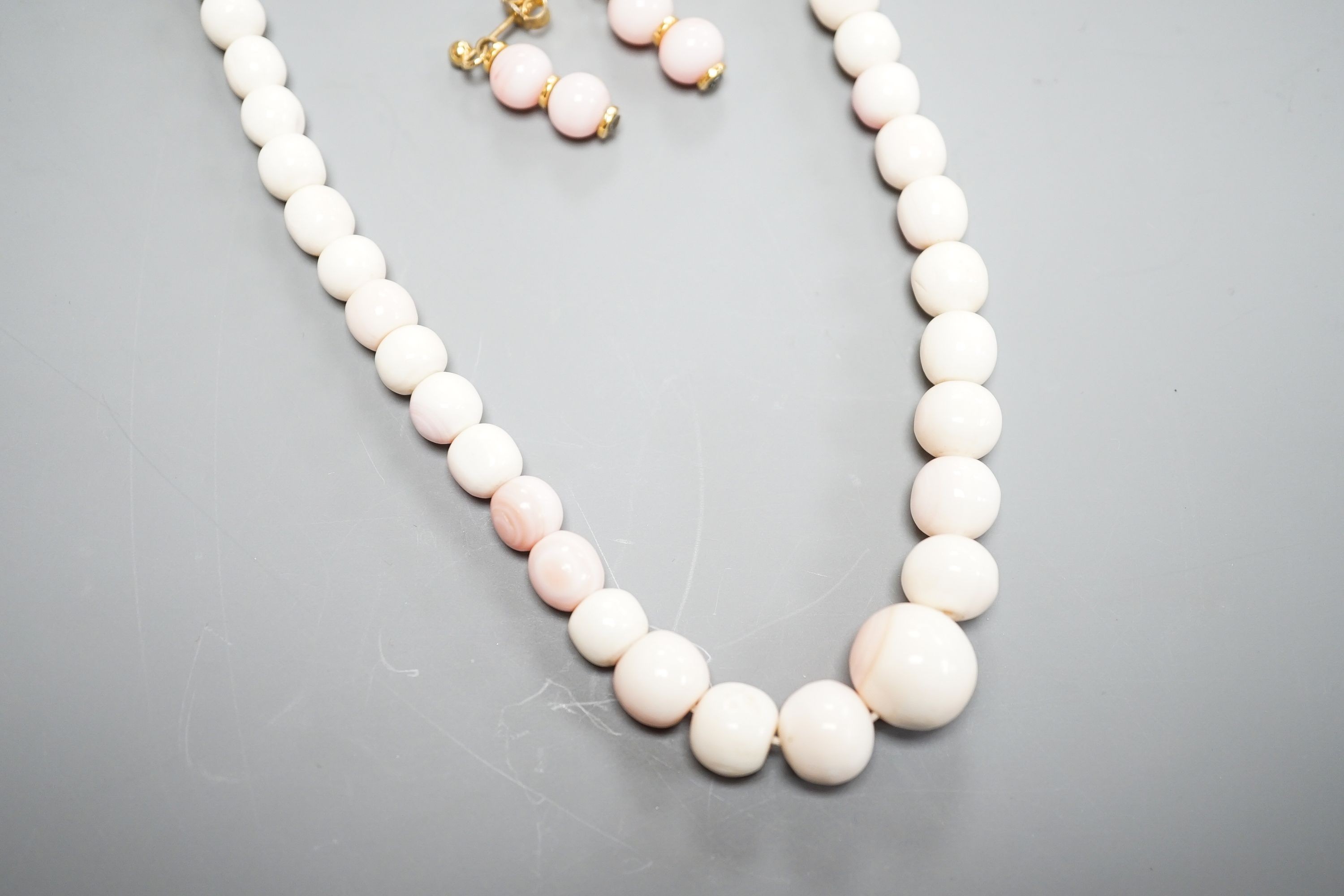 A single strand graduated bleached coral bead necklace, 51cm, gross 43.5 grams and a pair of 750 - Image 6 of 6