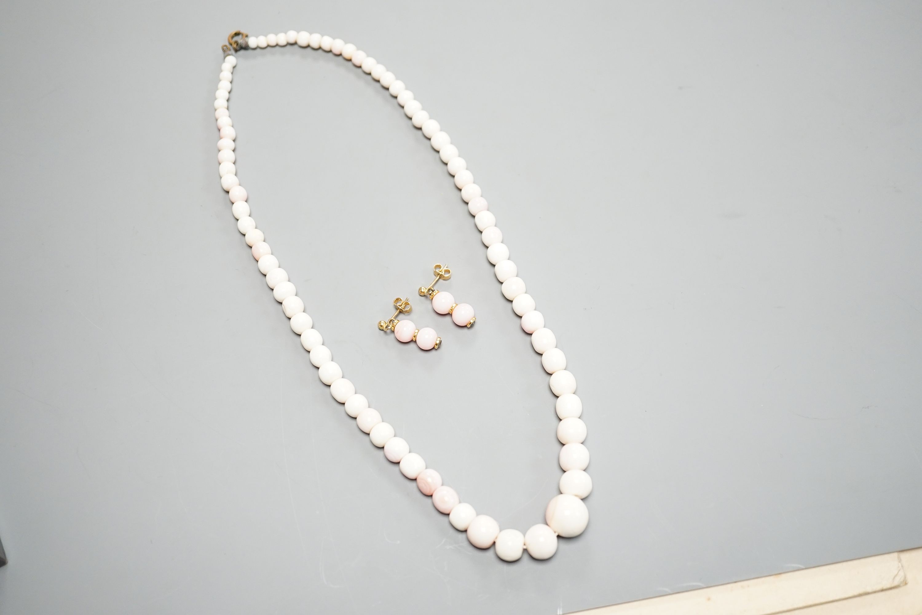 A single strand graduated bleached coral bead necklace, 51cm, gross 43.5 grams and a pair of 750 - Image 3 of 6