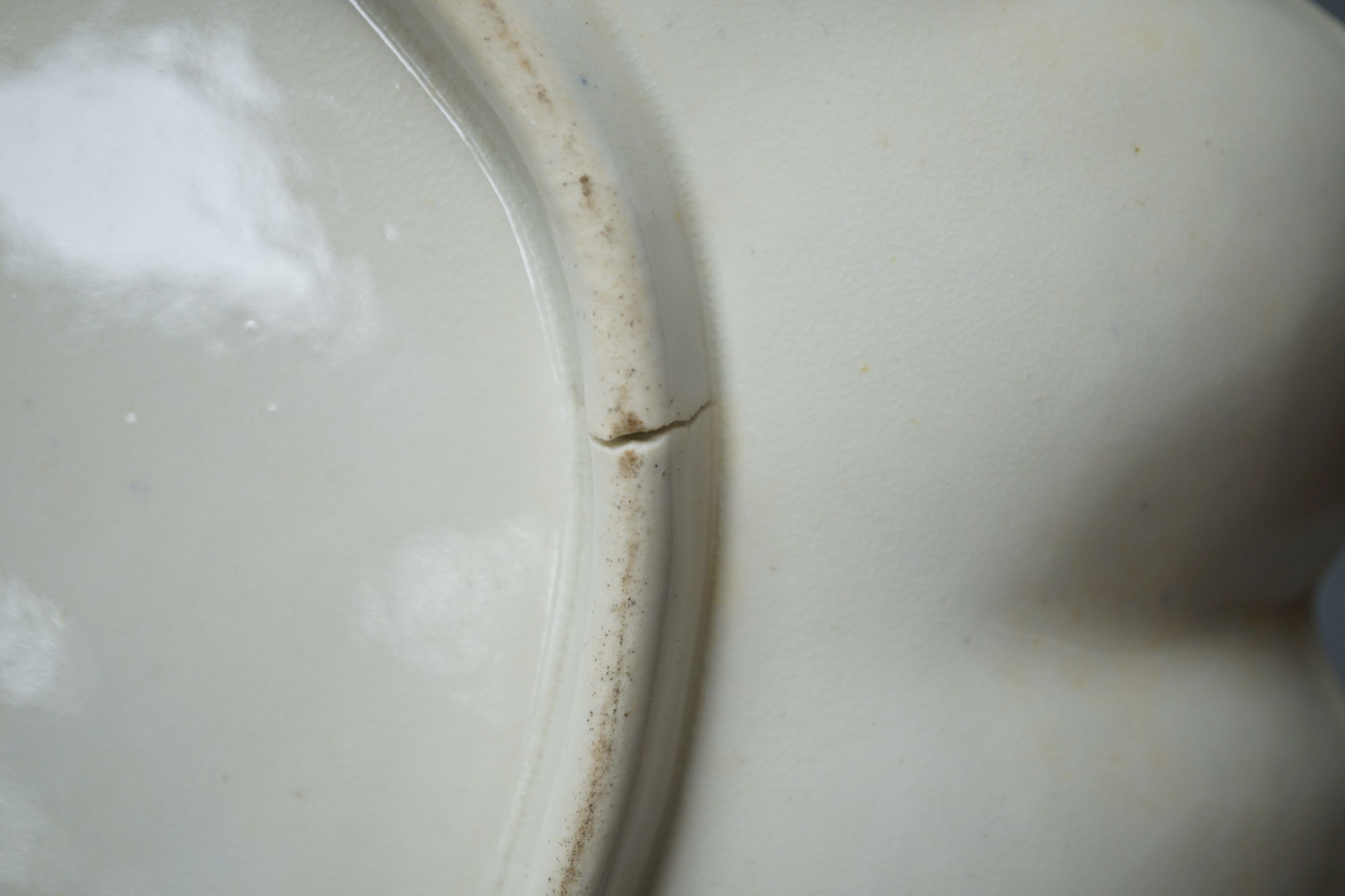 An early 19th century Derby seventeen-piece part dinner set, lobed oval serving dishes 31cm. - Image 3 of 6