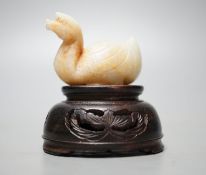 A Chinese jade figure of a goose, 5.5cm wood stand