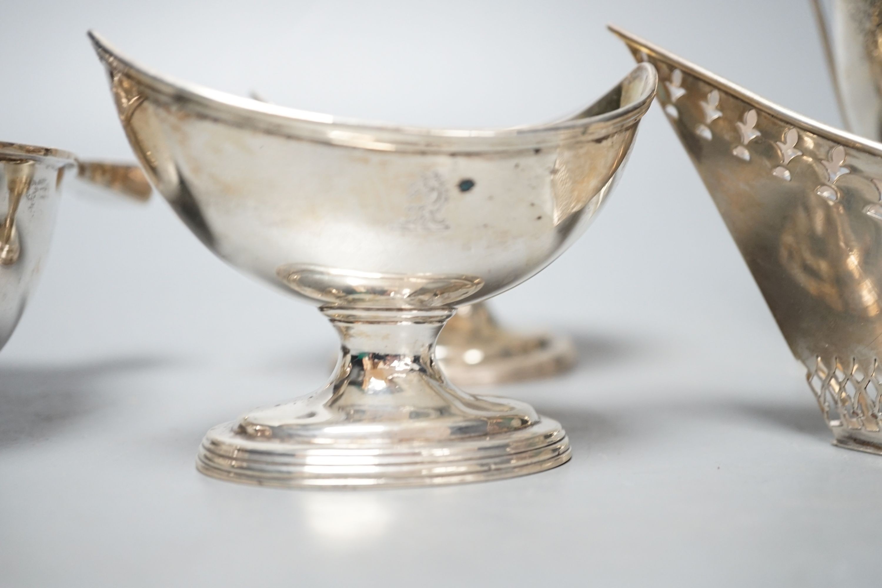 A mixed collection of silver to include a Scottish quaich, a pair of George III boat shaped salts, a - Image 3 of 8