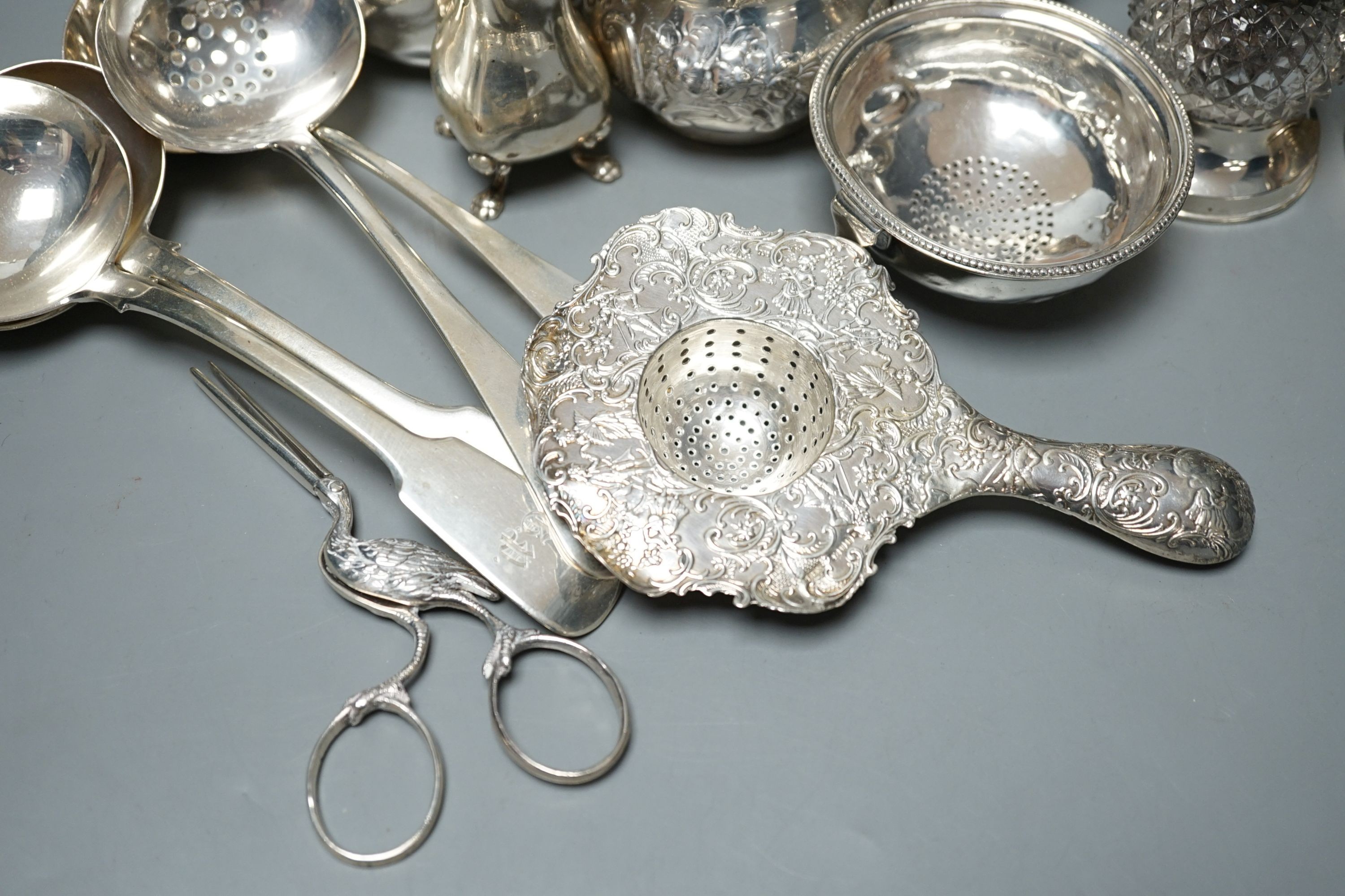 A mixed collection of small silver and sterling items, to include five assorted small ladles, - Image 2 of 6