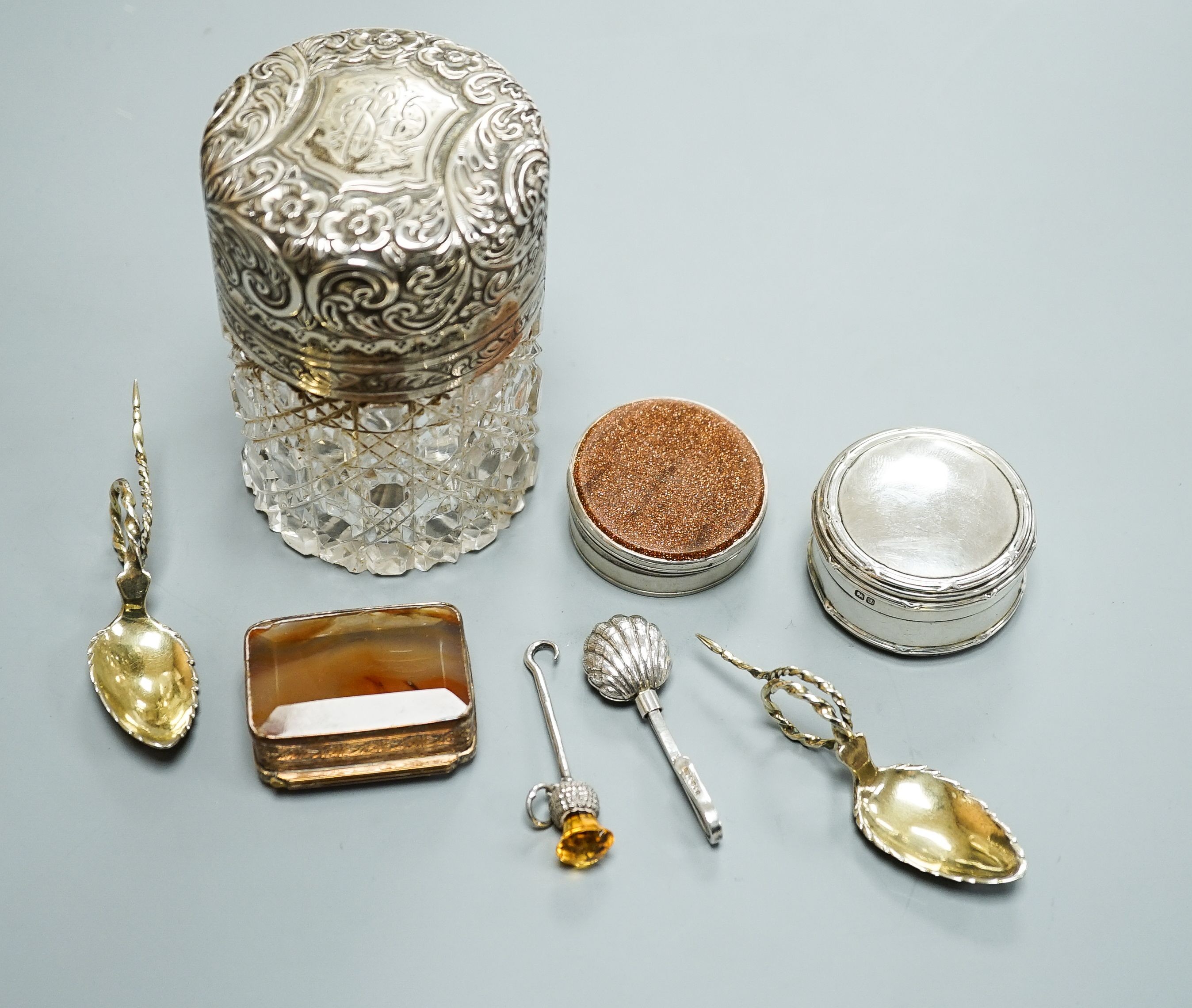 A mid 18th century counter box (adapted?), 4cm, a George V silver pill box, a banded agate set