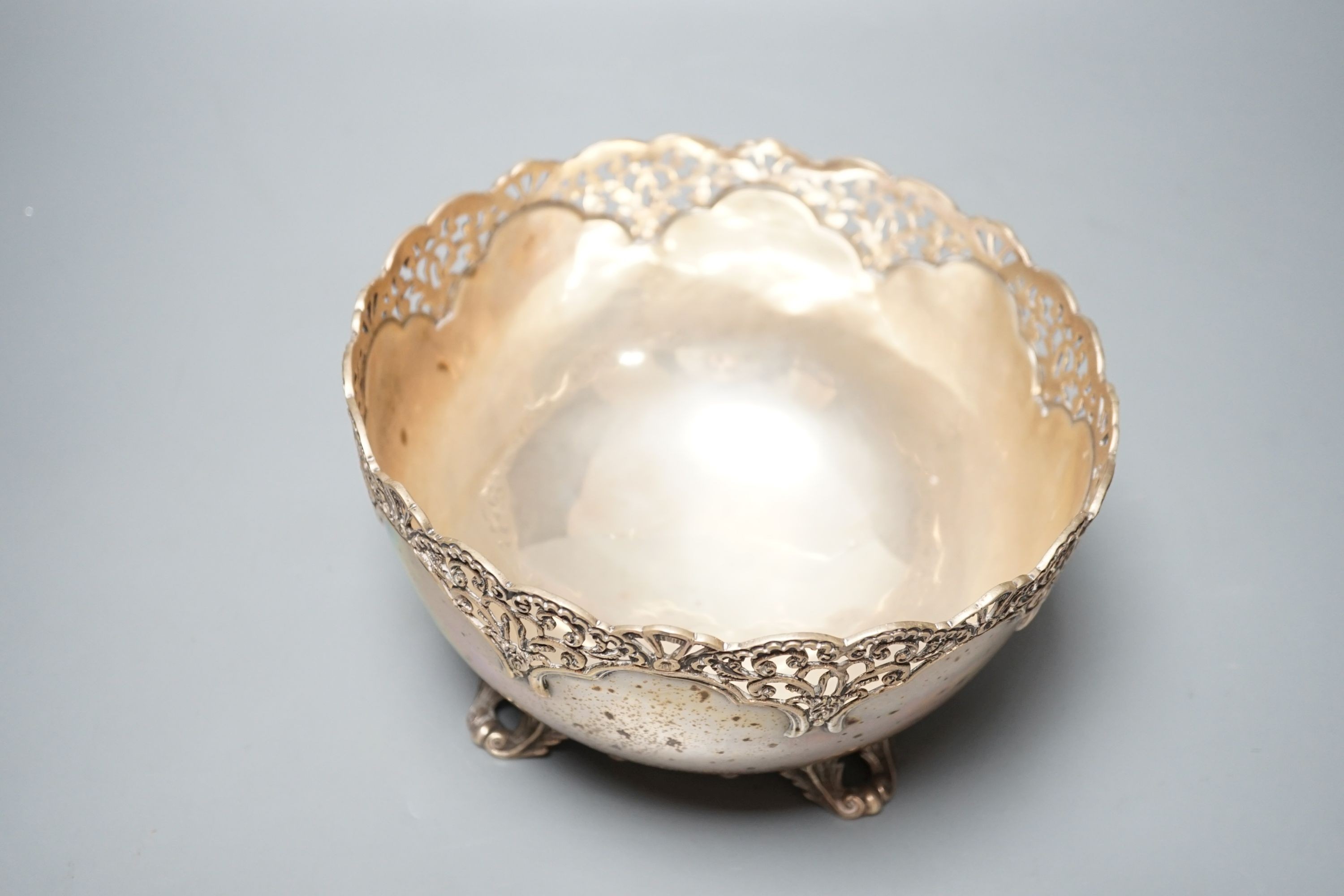 An Edwardian silver presentation bowl with engraved inscriptions and pierced border, Josiah Williams - Image 5 of 5