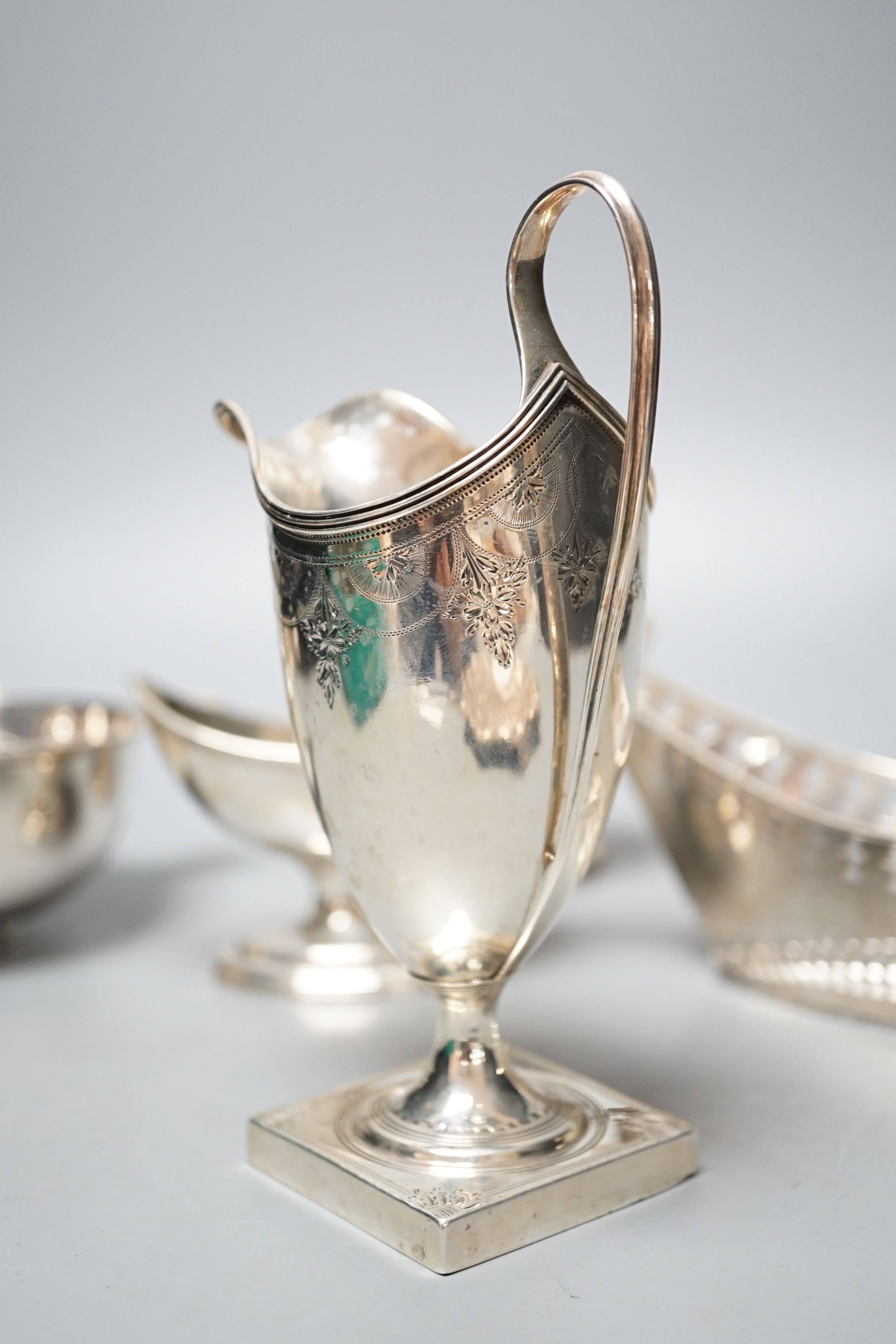 A mixed collection of silver to include a Scottish quaich, a pair of George III boat shaped salts, a - Image 6 of 8