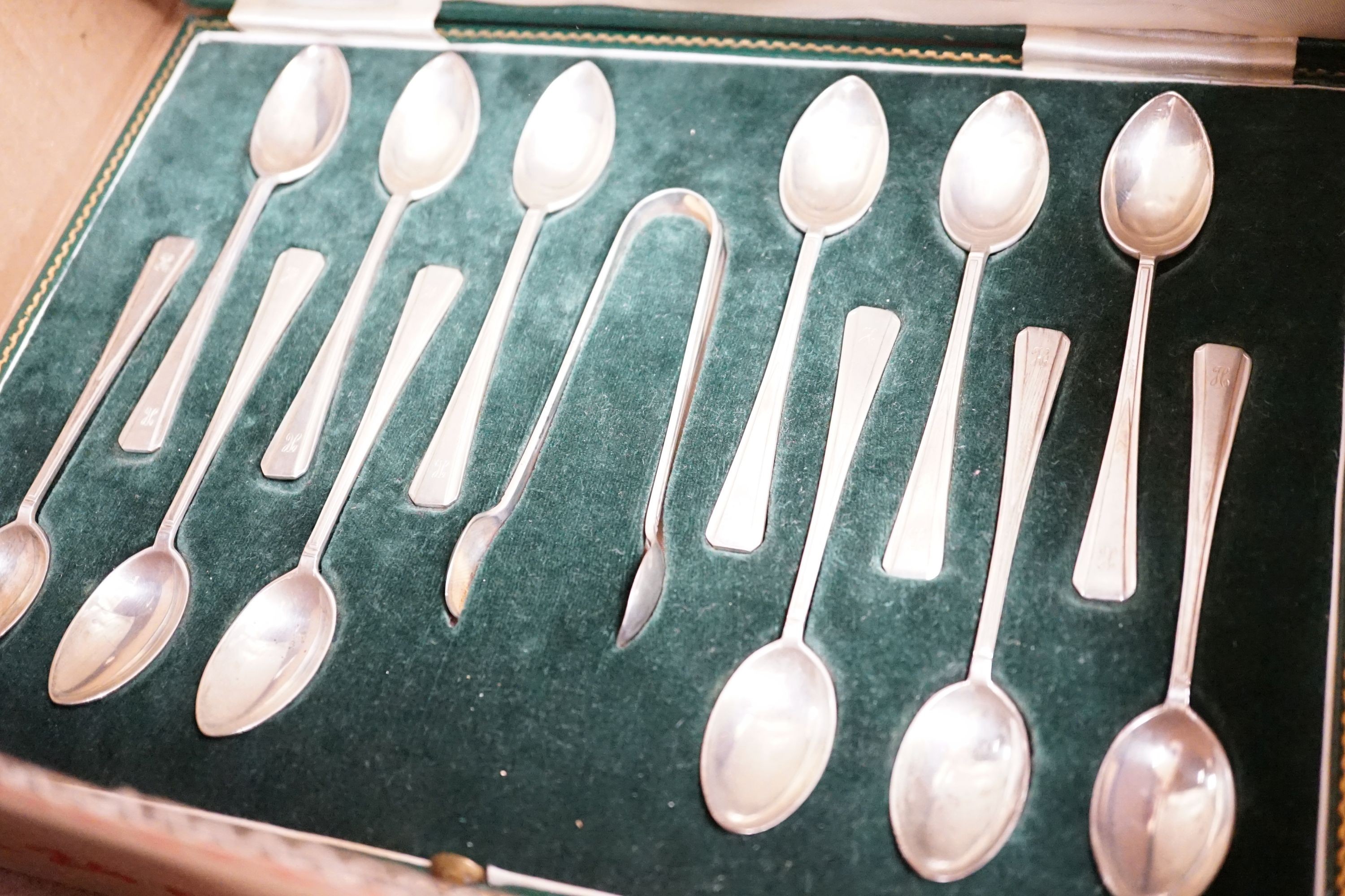 A mixed collection of sundry English silver to include unboxed flatware, a cased set silver - Image 7 of 7