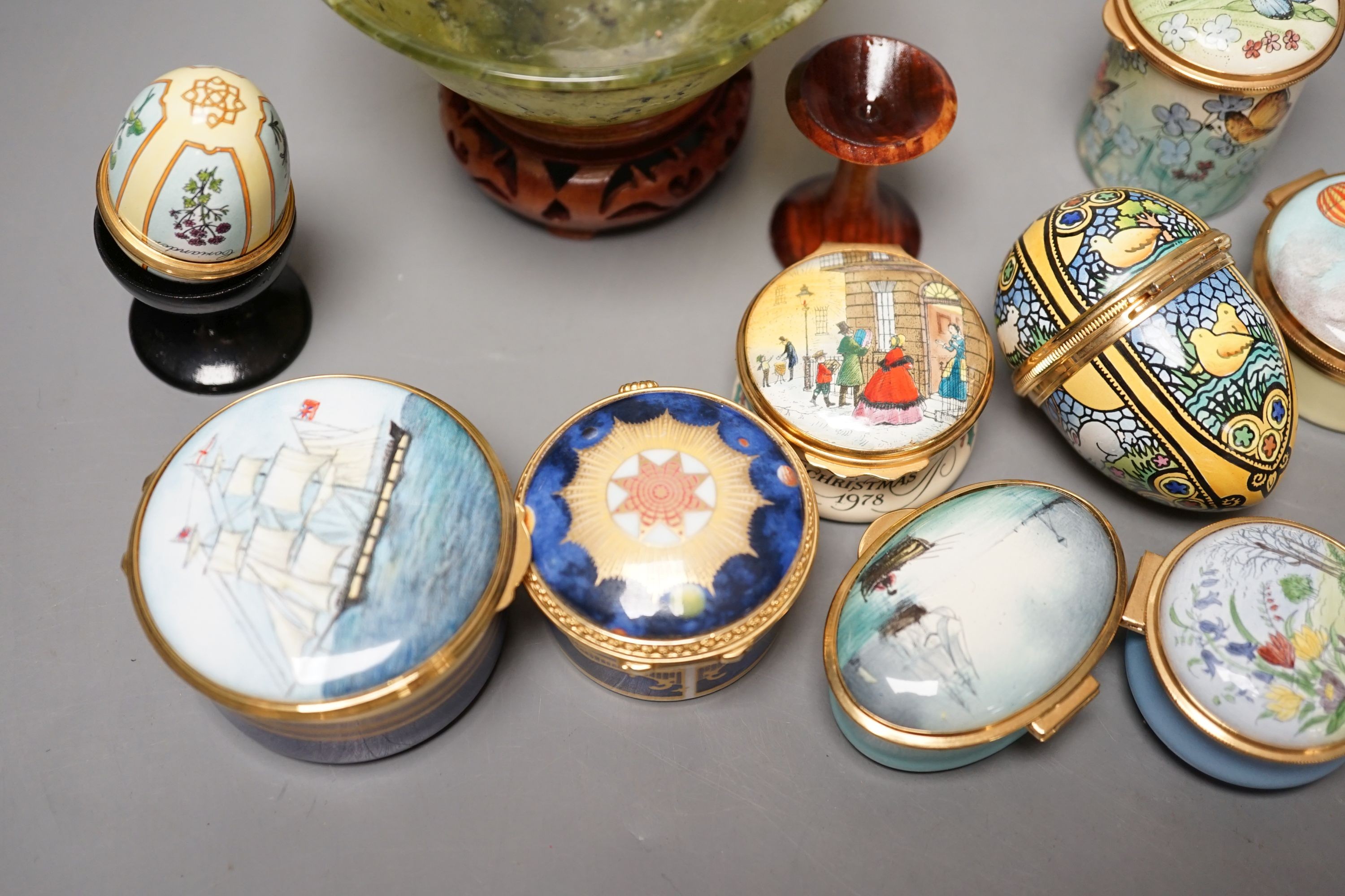 Mixed group of Halcyon days enamel boxes and a green Hardstone bowl - Image 3 of 9