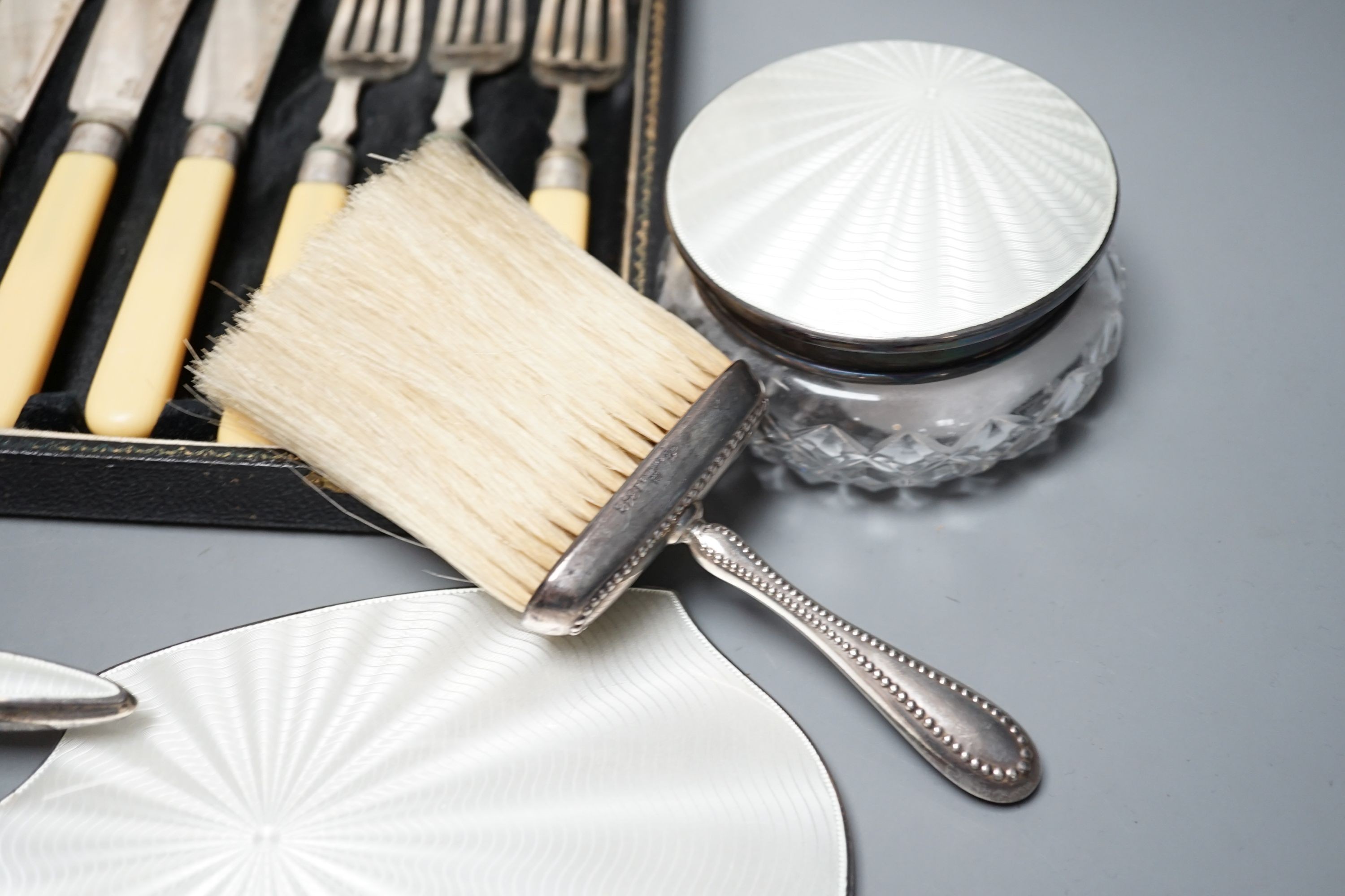 A mixed collection of sundry English silver to include unboxed flatware, a cased set silver - Image 4 of 7