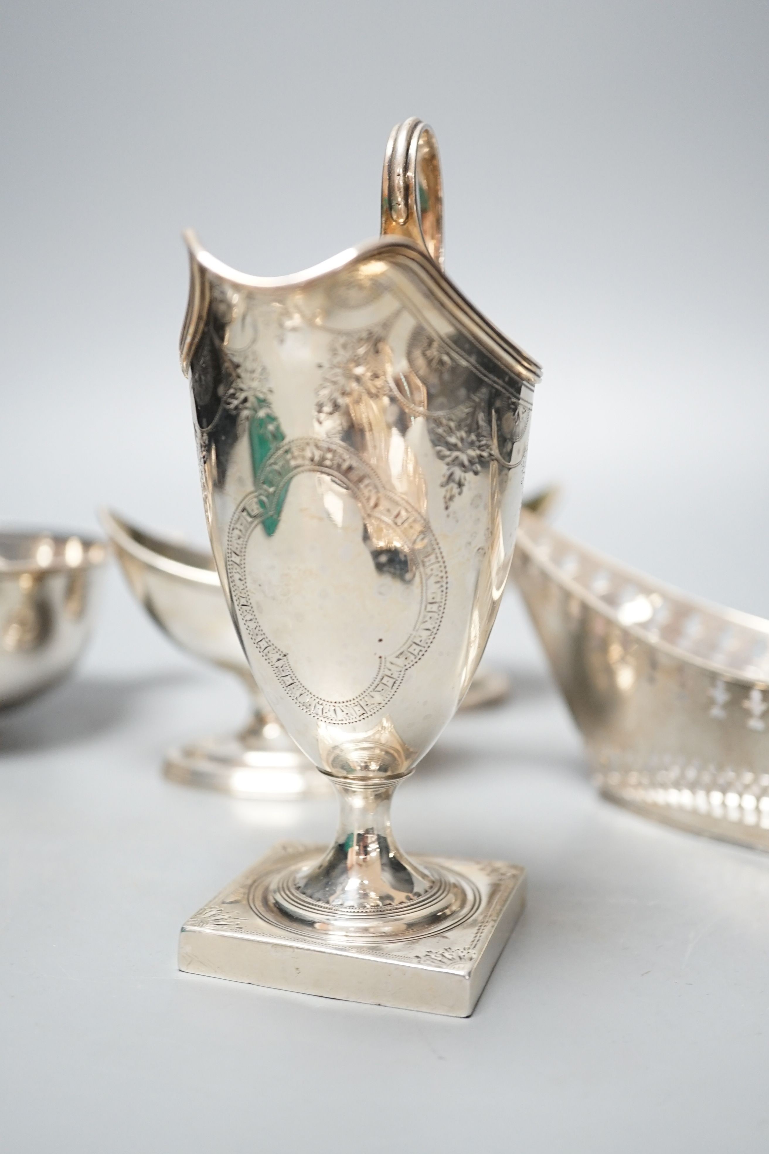 A mixed collection of silver to include a Scottish quaich, a pair of George III boat shaped salts, a - Image 5 of 8