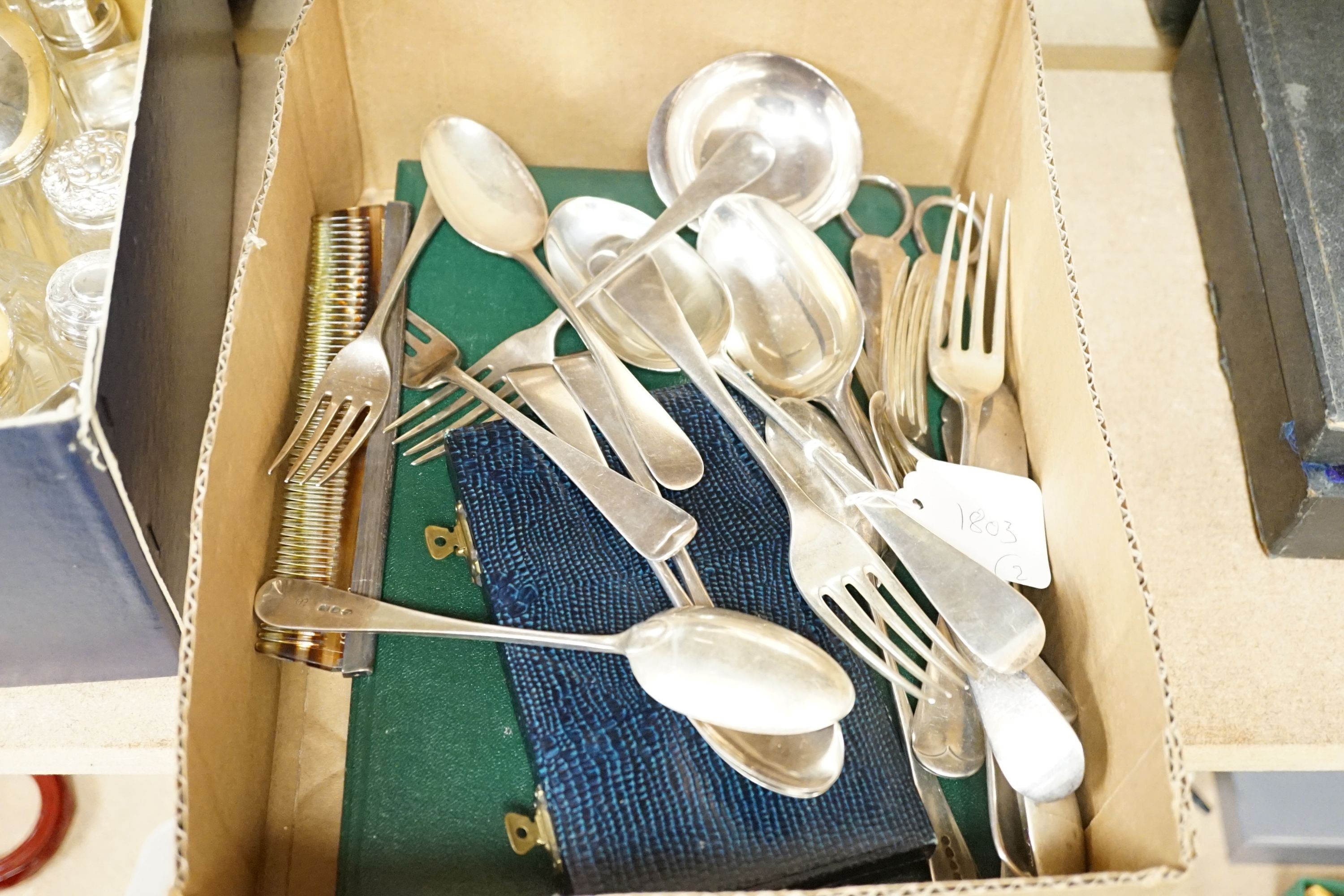 A mixed collection of sundry English silver to include unboxed flatware, a cased set silver - Image 5 of 7